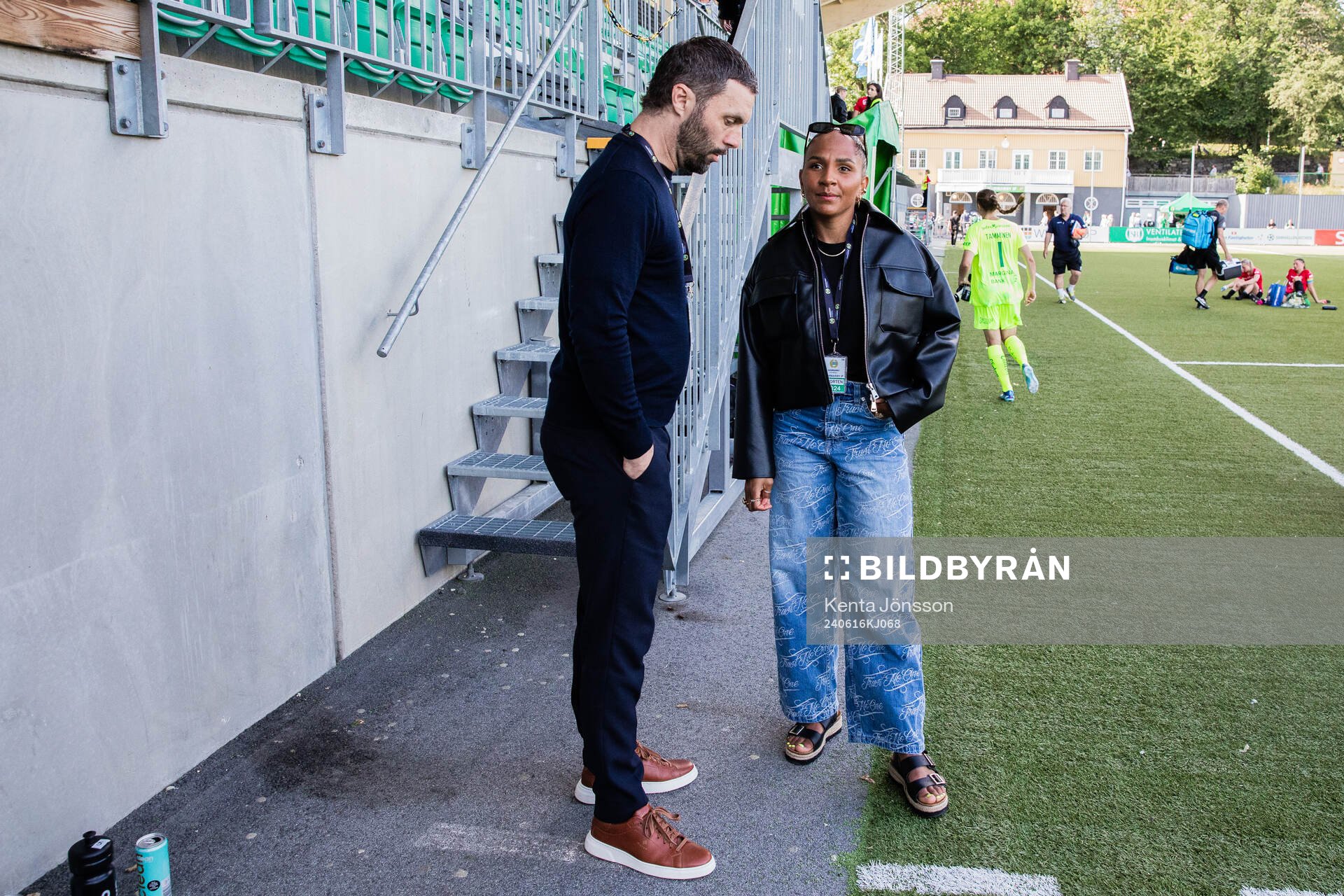 Madelen Janogy med Hammarbys sportchef Johan Lager