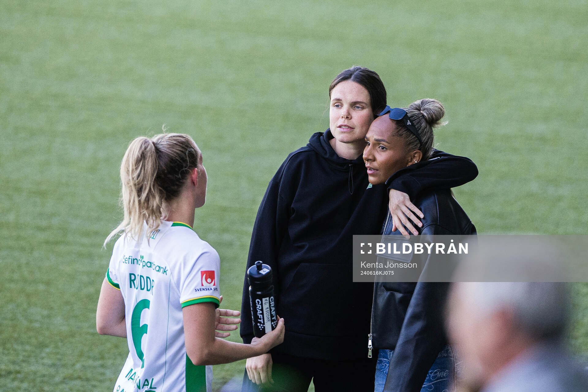 Hammarbys Simone Boye och Julia Roddar med Madelen Janogy