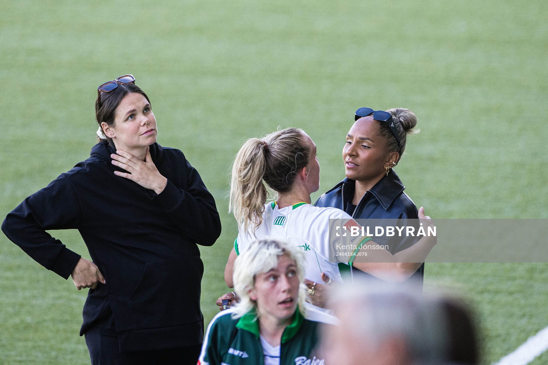 Hammarbys Simone Boye och Julia Roddar med Madelen Janogy
