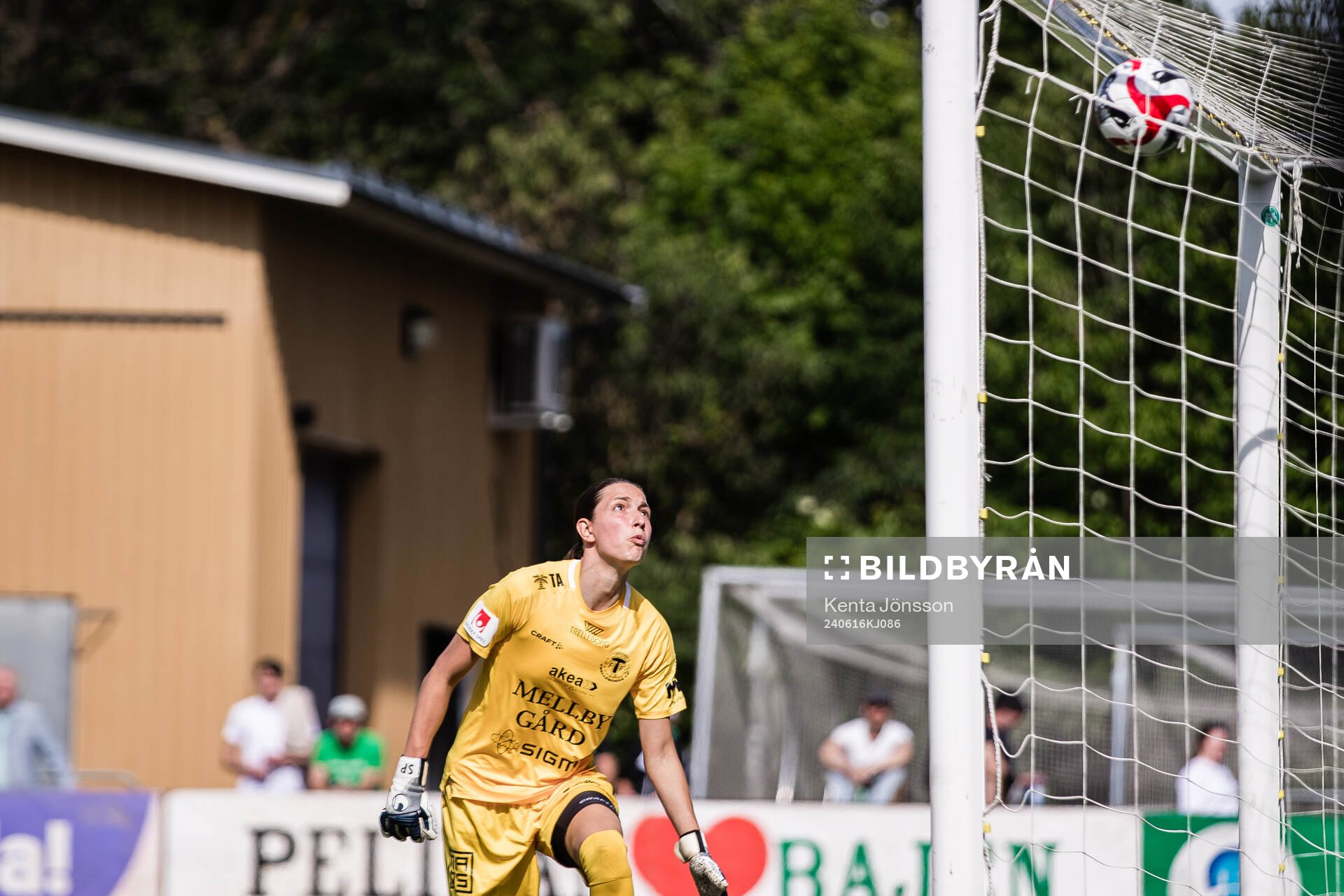 Hammarbys Vilde Hasund gör 4-0 bakom Trelleborgs målvakt