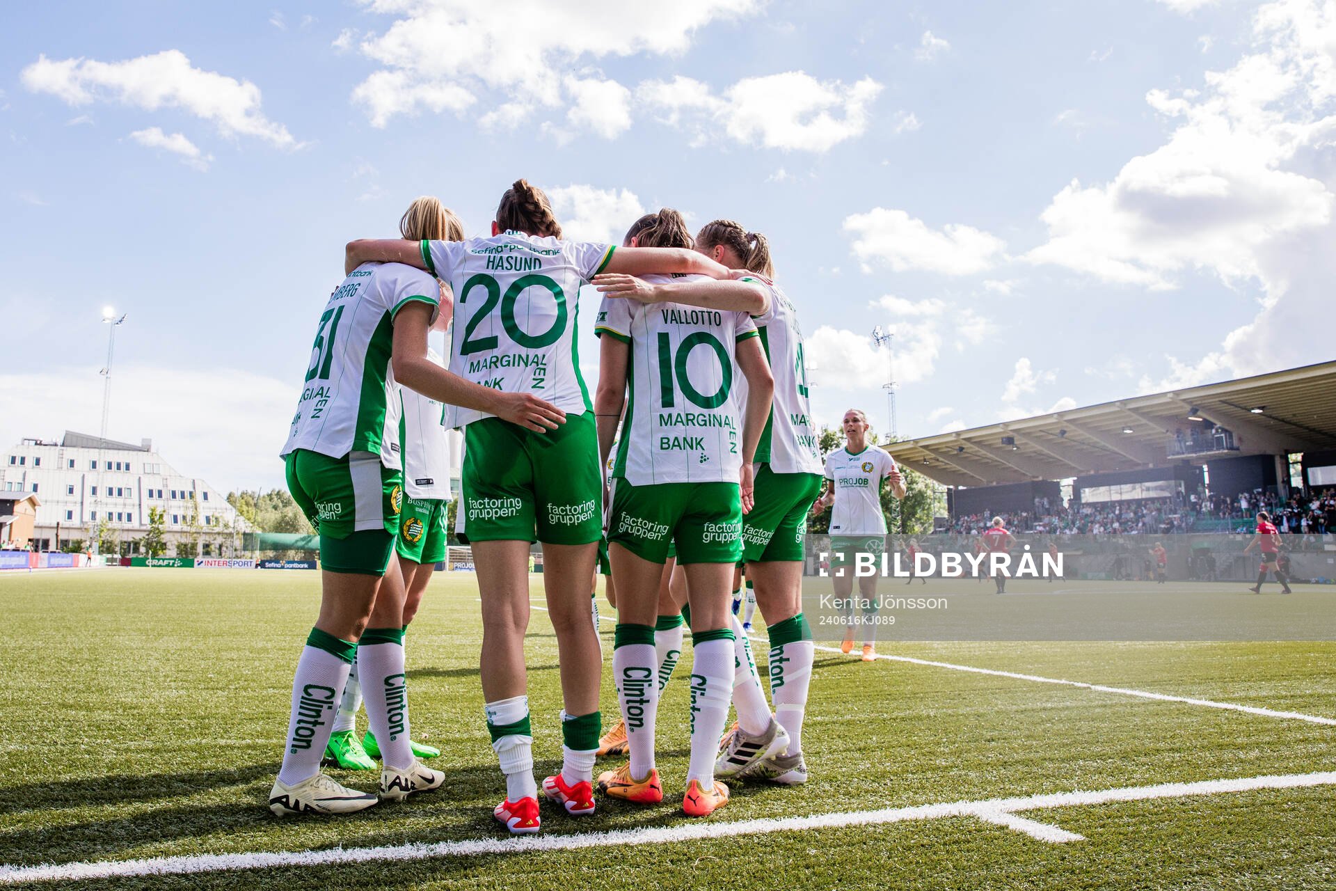 Hammarbys Vilde Hasund jublar med lagkamrater