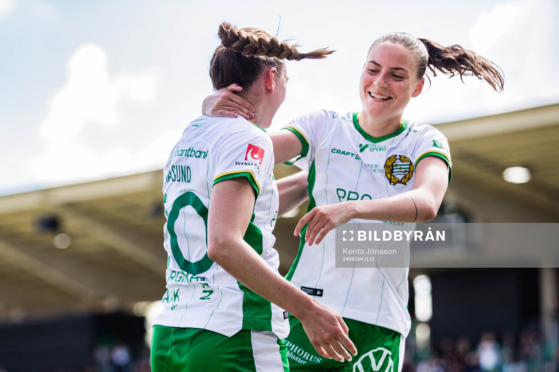 Hammarbys Vilde Hasund (v) jublar med Smilla Vallotto (h)