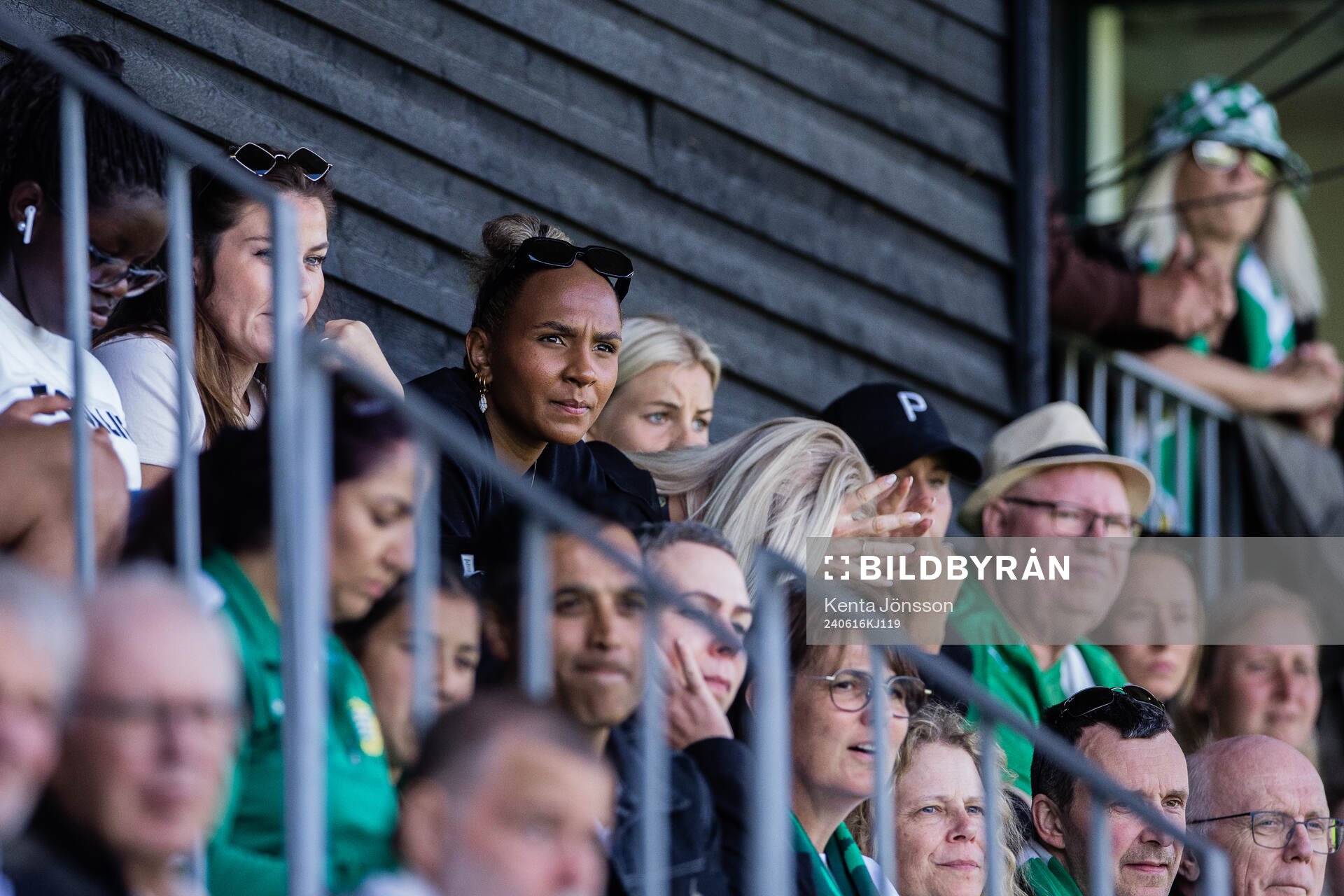 Madelen Janogy på läktaren