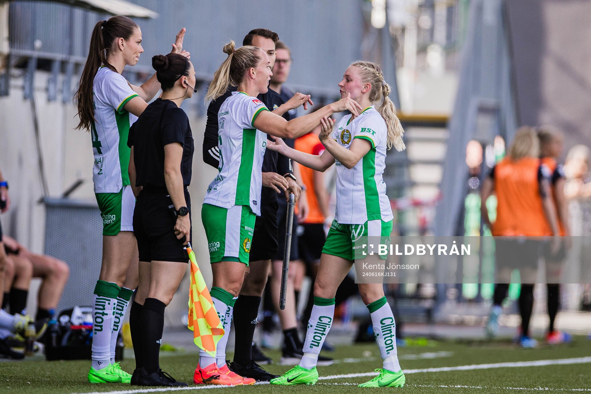 Hammarbys Bella Andersson och Julia Roddar byts in för