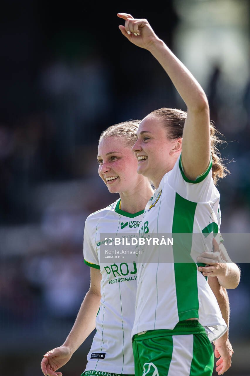 Hammarbys Vilde Hasund (h) jublar med Emilie Joramo (v)