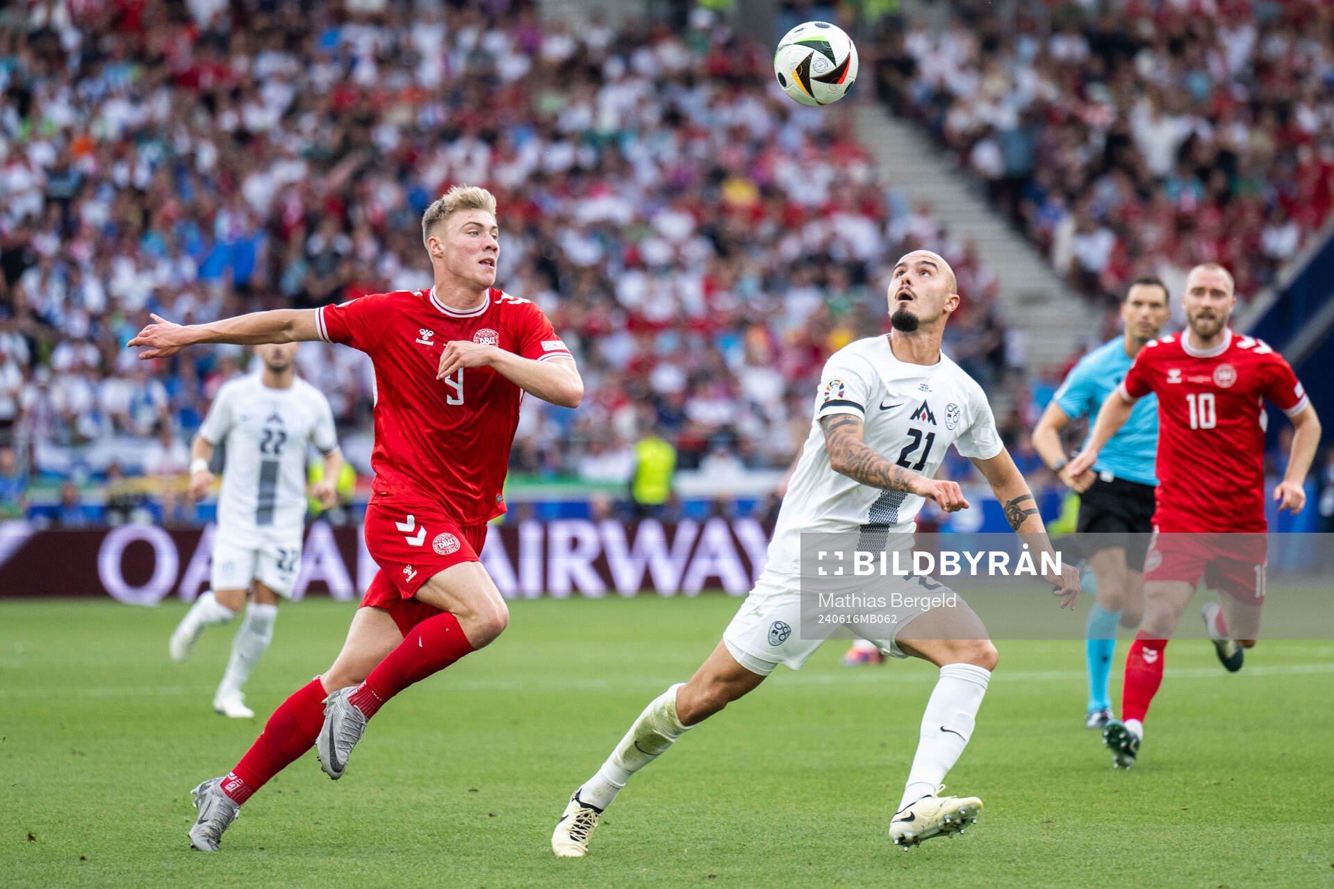 Rasmus Højlund of Denmark and Vanja Drkusic of Slovenia