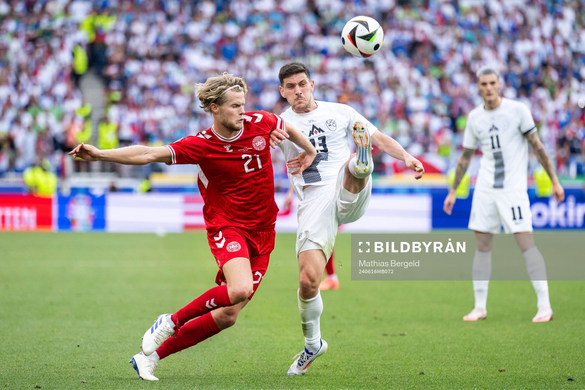 Morten Hjulmand of Denmark and Erik Janza of Slovenia