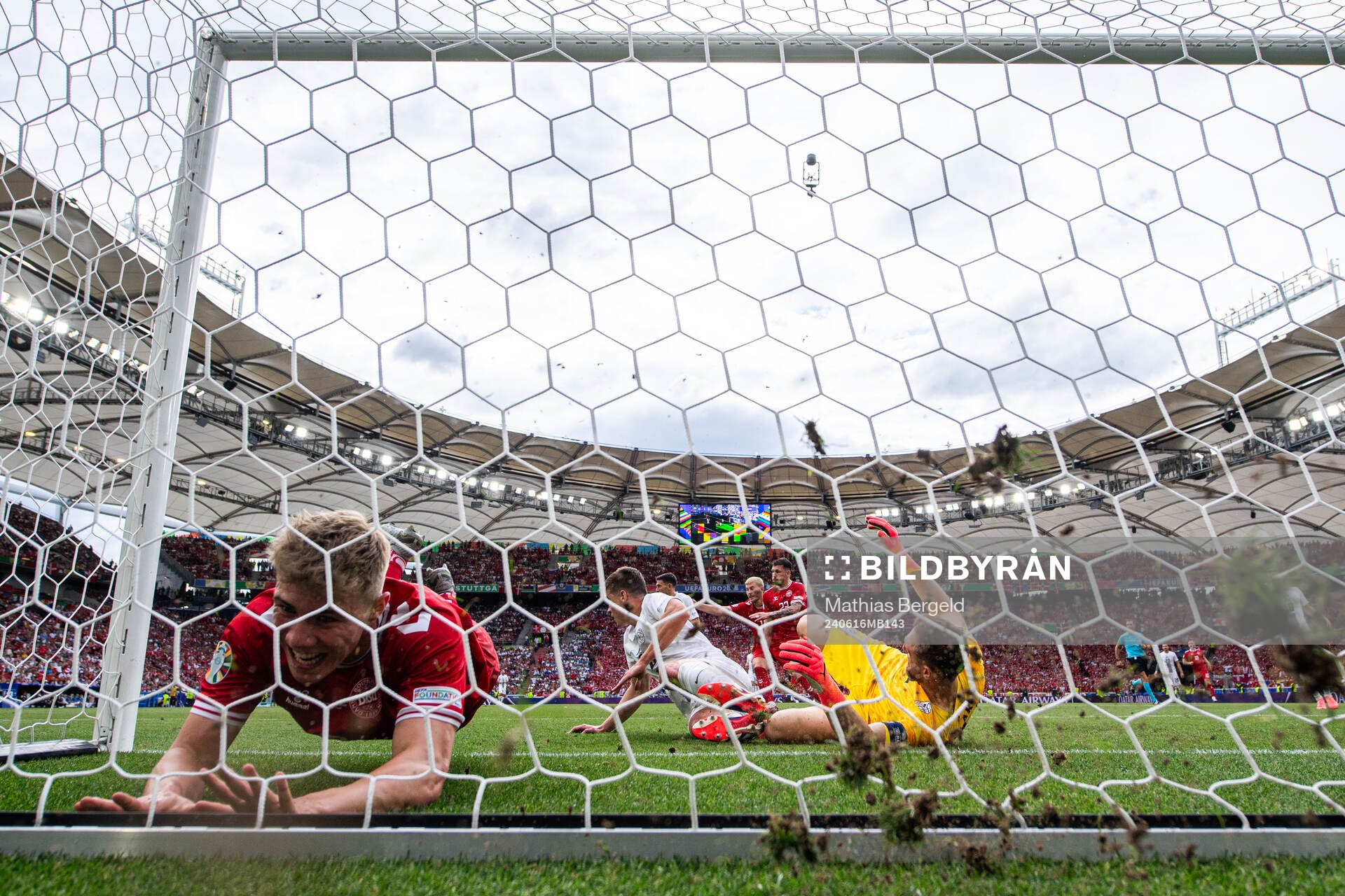 Rasmus Højlund of Denmark against Jaka Bijol and