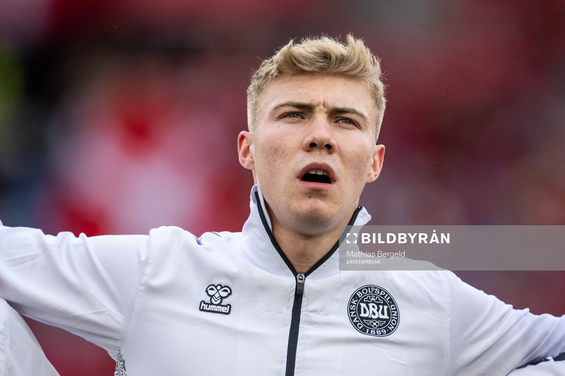 Rasmus Højlund of Denmark sings the national anthem