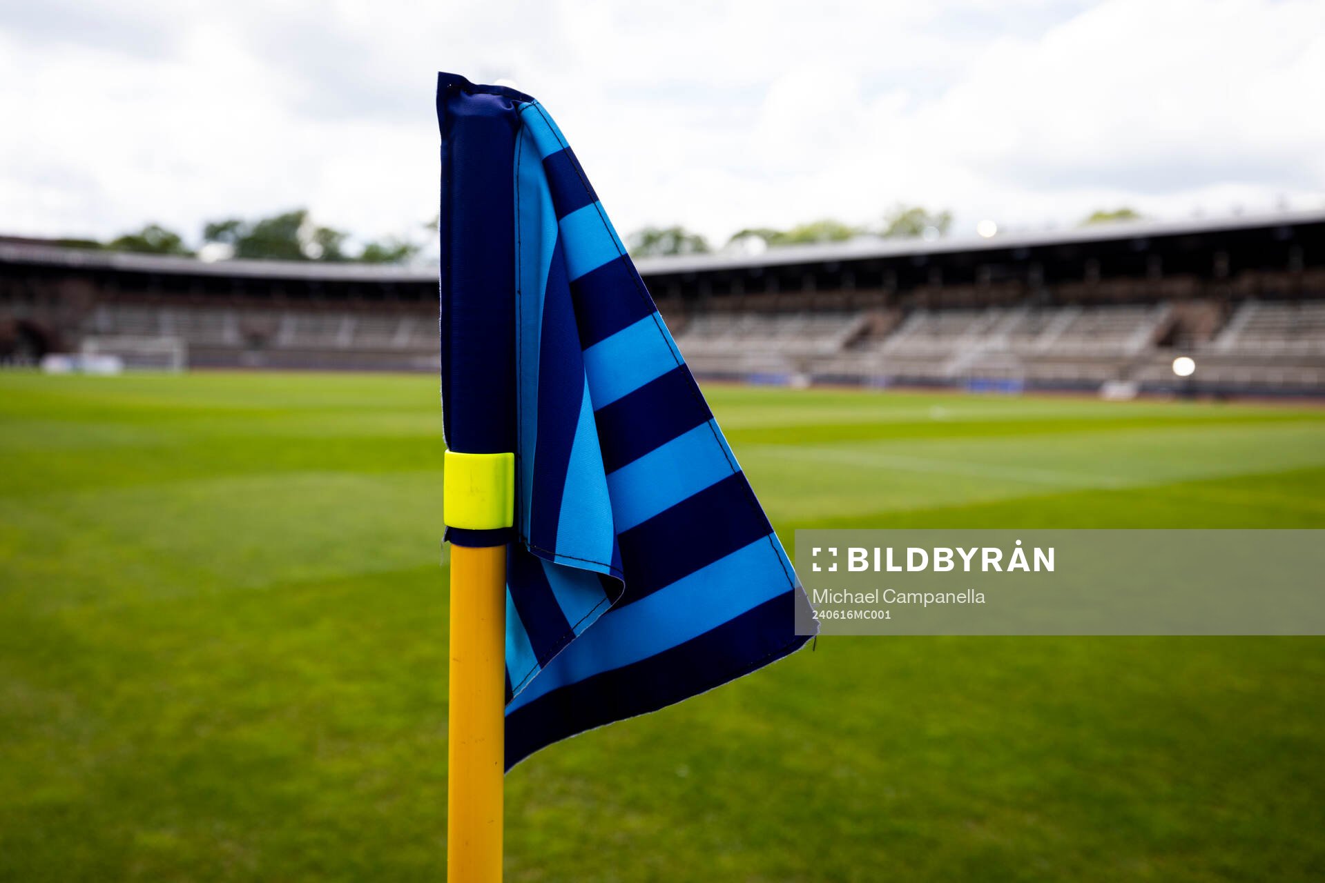 Hörnflagga på Stockholm Stadion innan fotbollsmatchen i