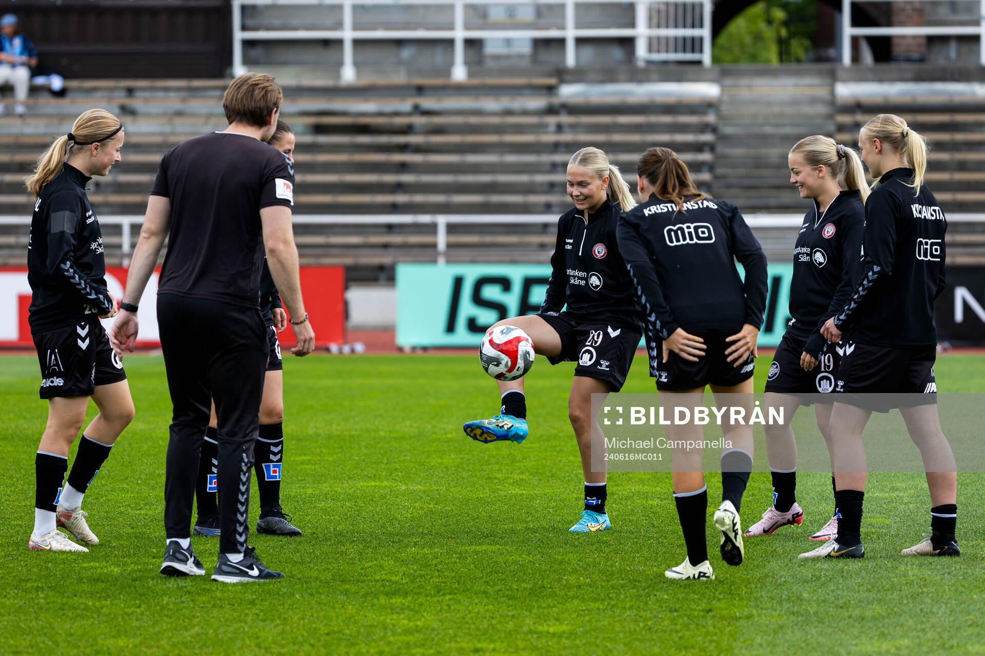 Kristianstads spelarna under uppvärmning inför fotbollsmatchen i Damallsvenskan mellan Djurgården och Kristianstad den 16 juni 2024 i Stockholm.