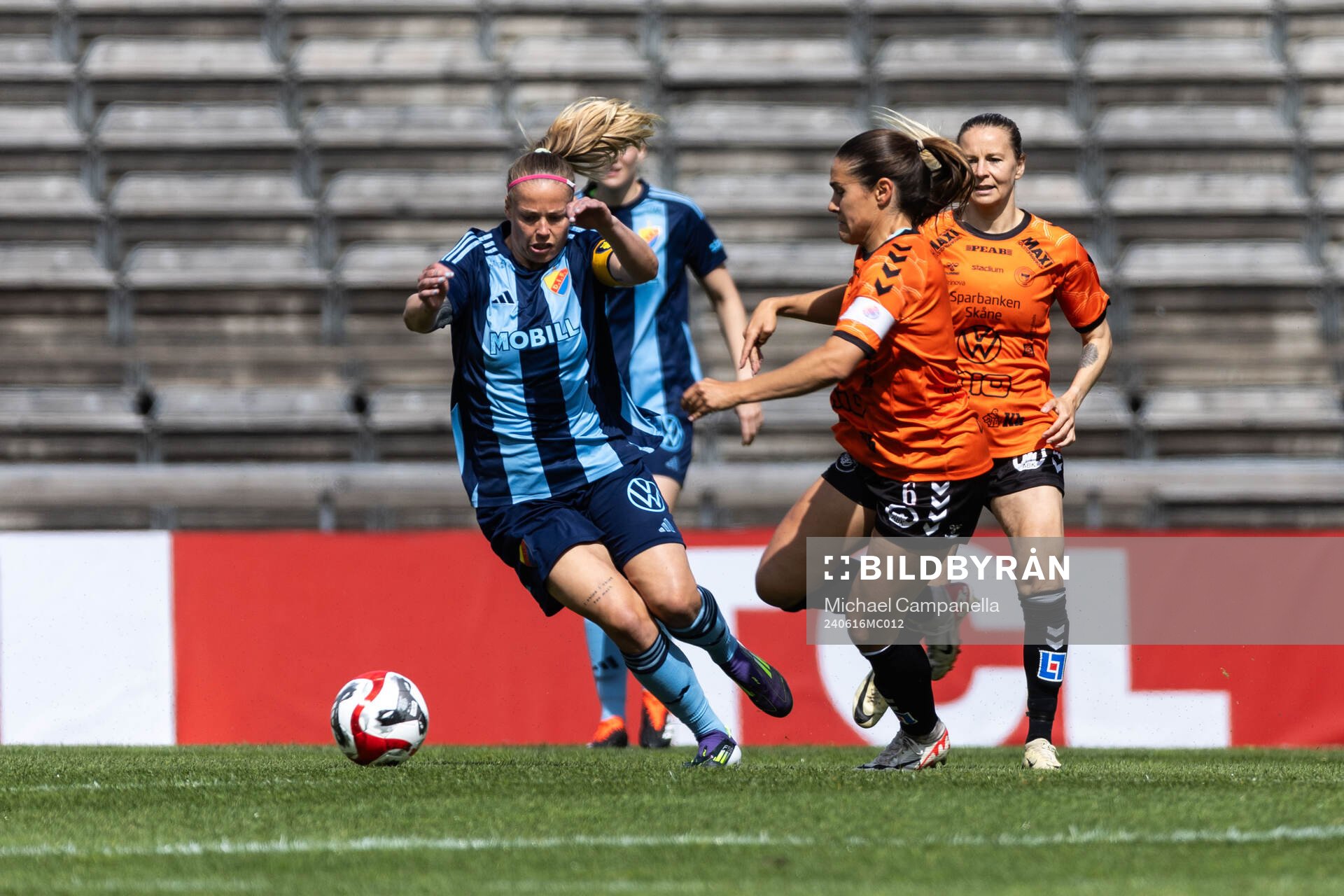 Djurgårdens Therese Åsland och Kristianstads Carly