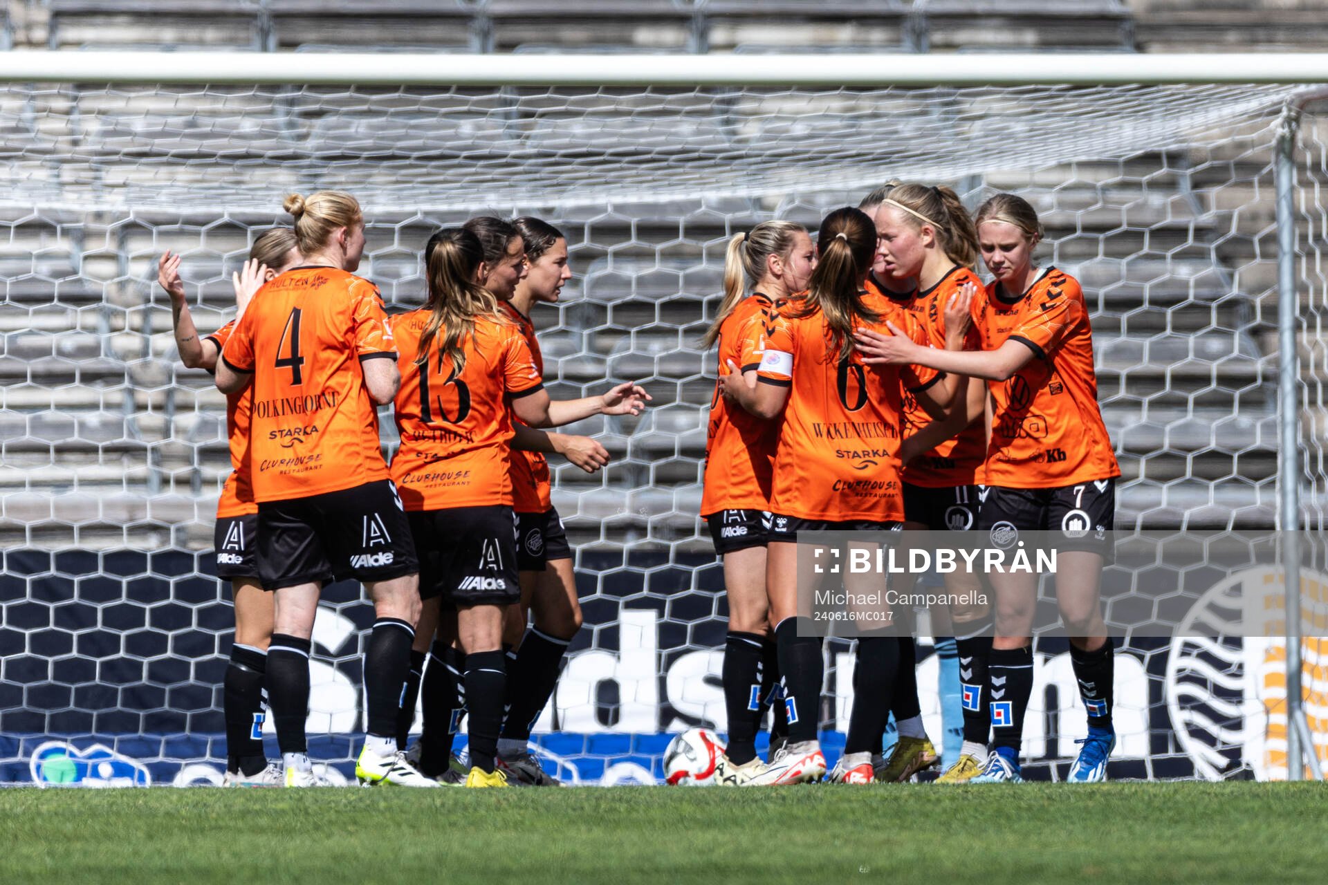 Kristianstads Emmi Alanen jublar med lagkamrater