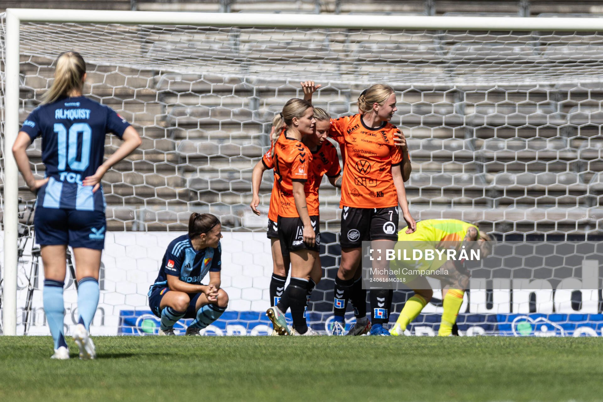Kristianstads Emmi Alanen jublar med lagkamrater