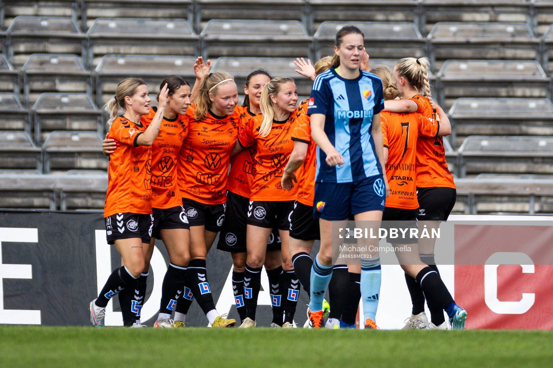 Kristianstads spelarna jublar 0-2 målet