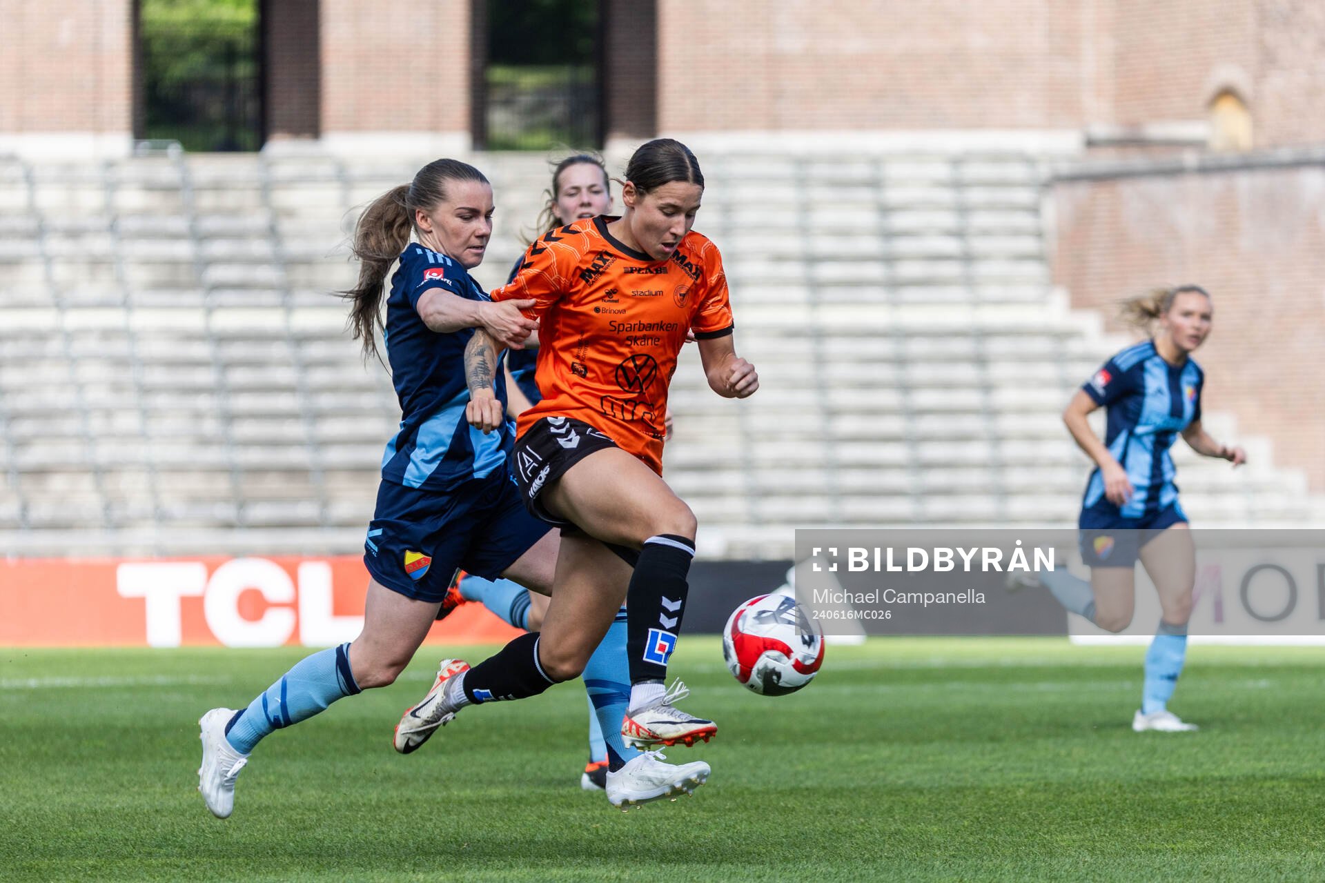 Djurgårdens Ebba Hed och Kristianstads Tabitha Michelle