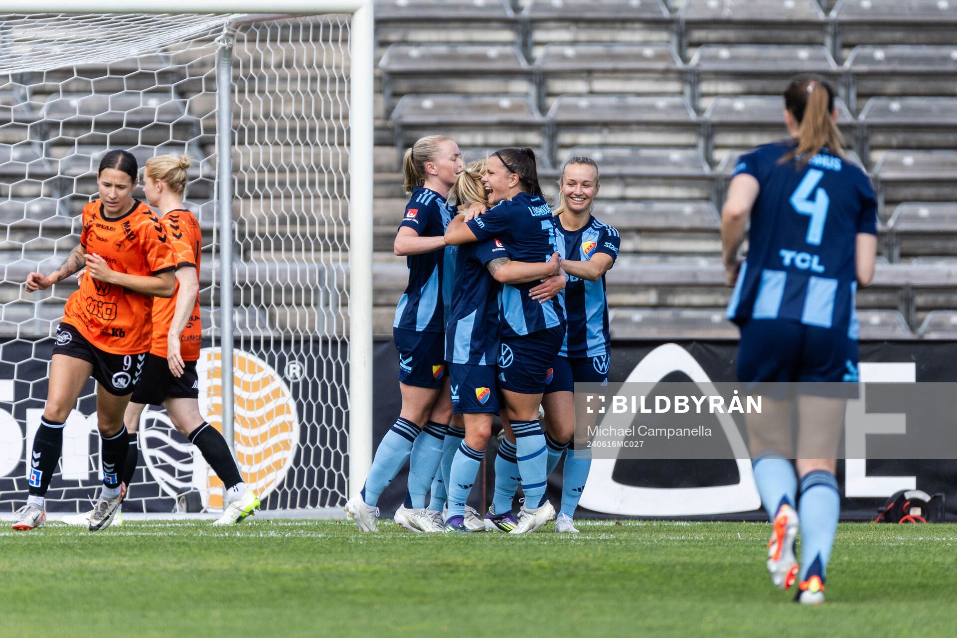 Djurgårdens Therese Åsland  jublar med lagkamrater
