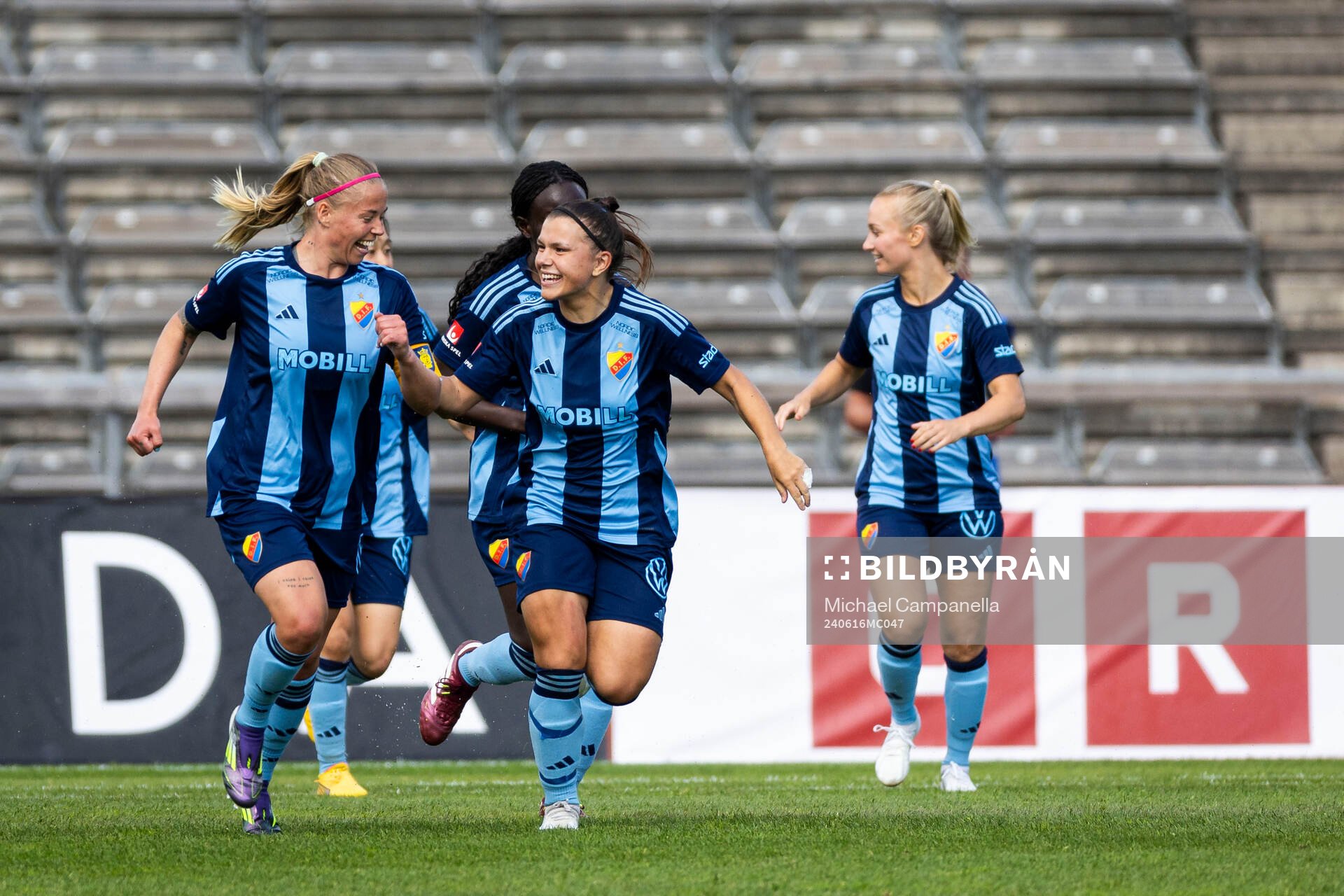 Djurgårdens Therese Åsland  och Alexsandra Lobanova jublar