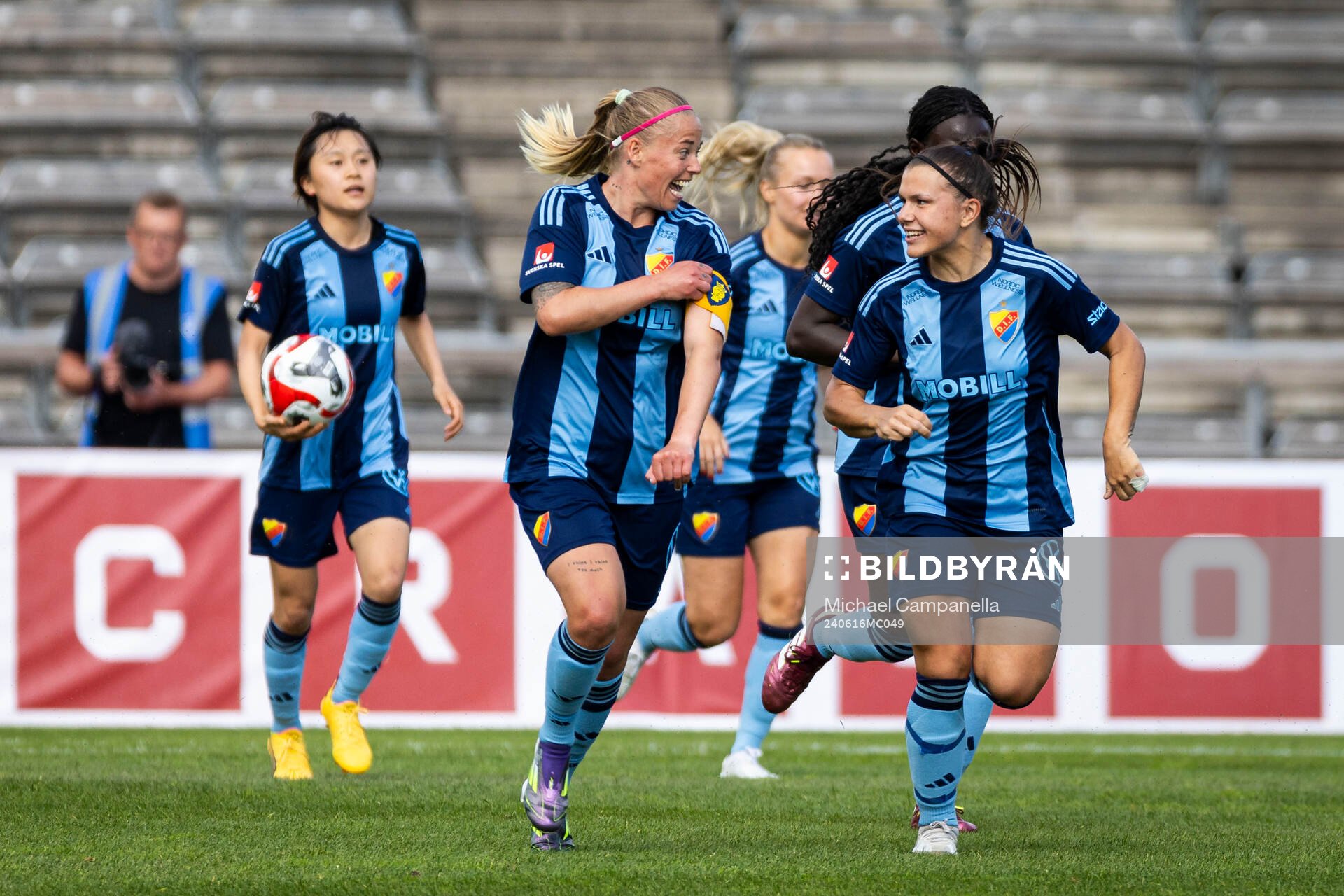 Djurgårdens Therese Åsland  och Alexsandra Lobanova jublar