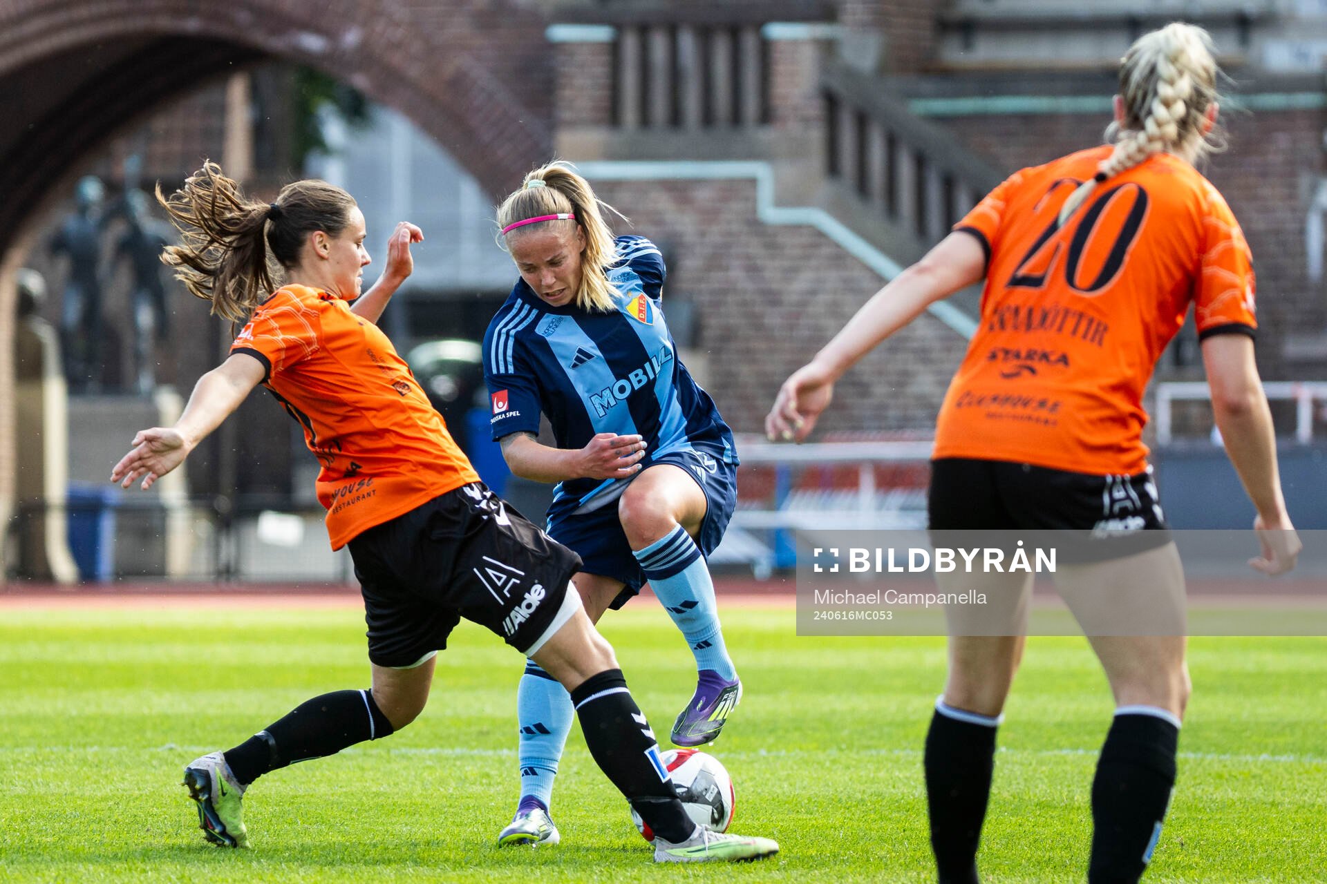 Djurgårdens Therese Åsland  och Kristianstads Alice