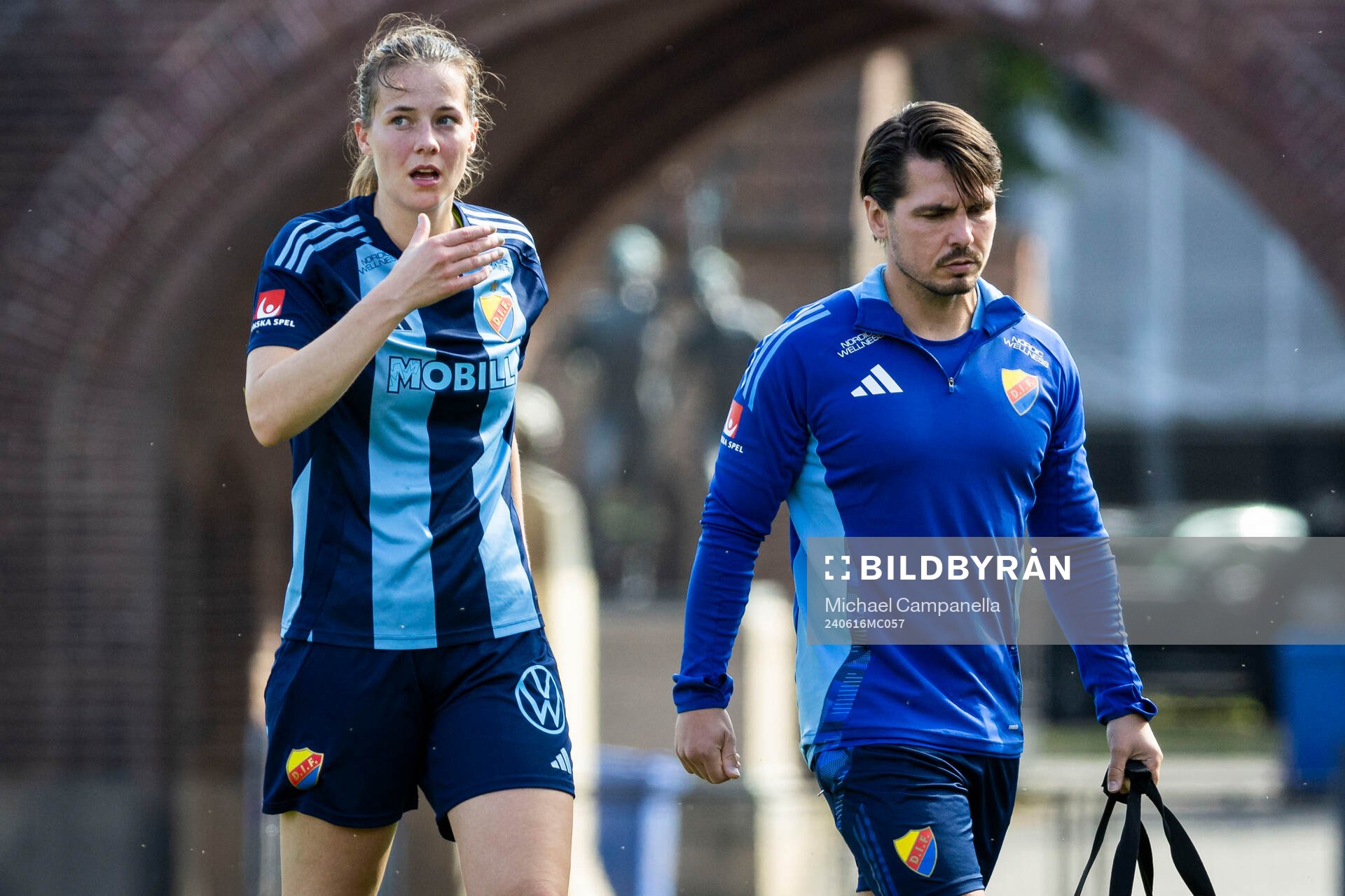 Djurgårdens Ina Vårhus har ont under fotbollsmatchen i Damallsvenskan mellan Djurgården och Kristianstad den 16 juni 2024 i Stockholm.