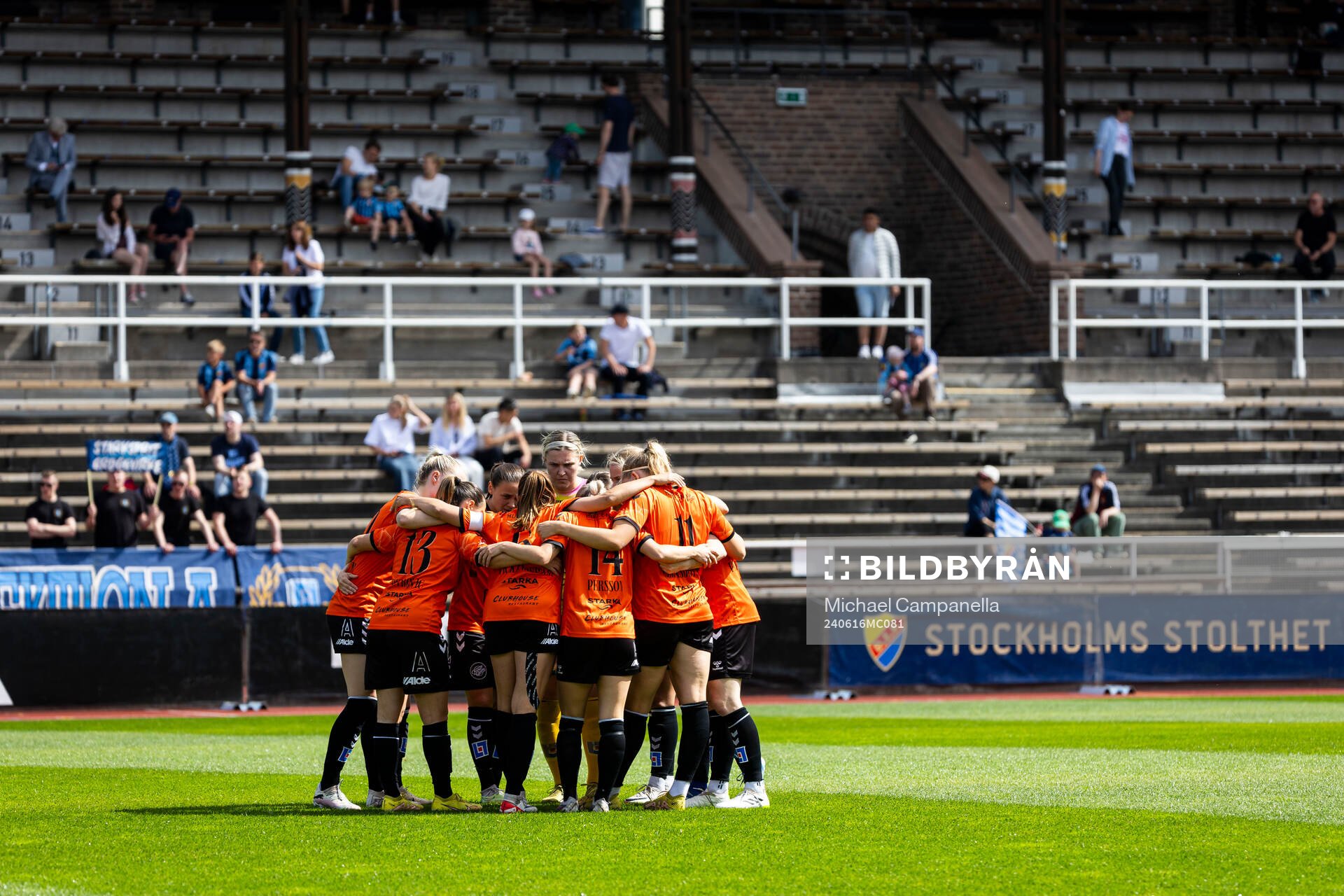 Kristianstads spelarna i en kram under fotbollsmatchen i Damallsvenskan mellan Djurgården och Kristianstad den 16 juni 2024 i Stockholm.