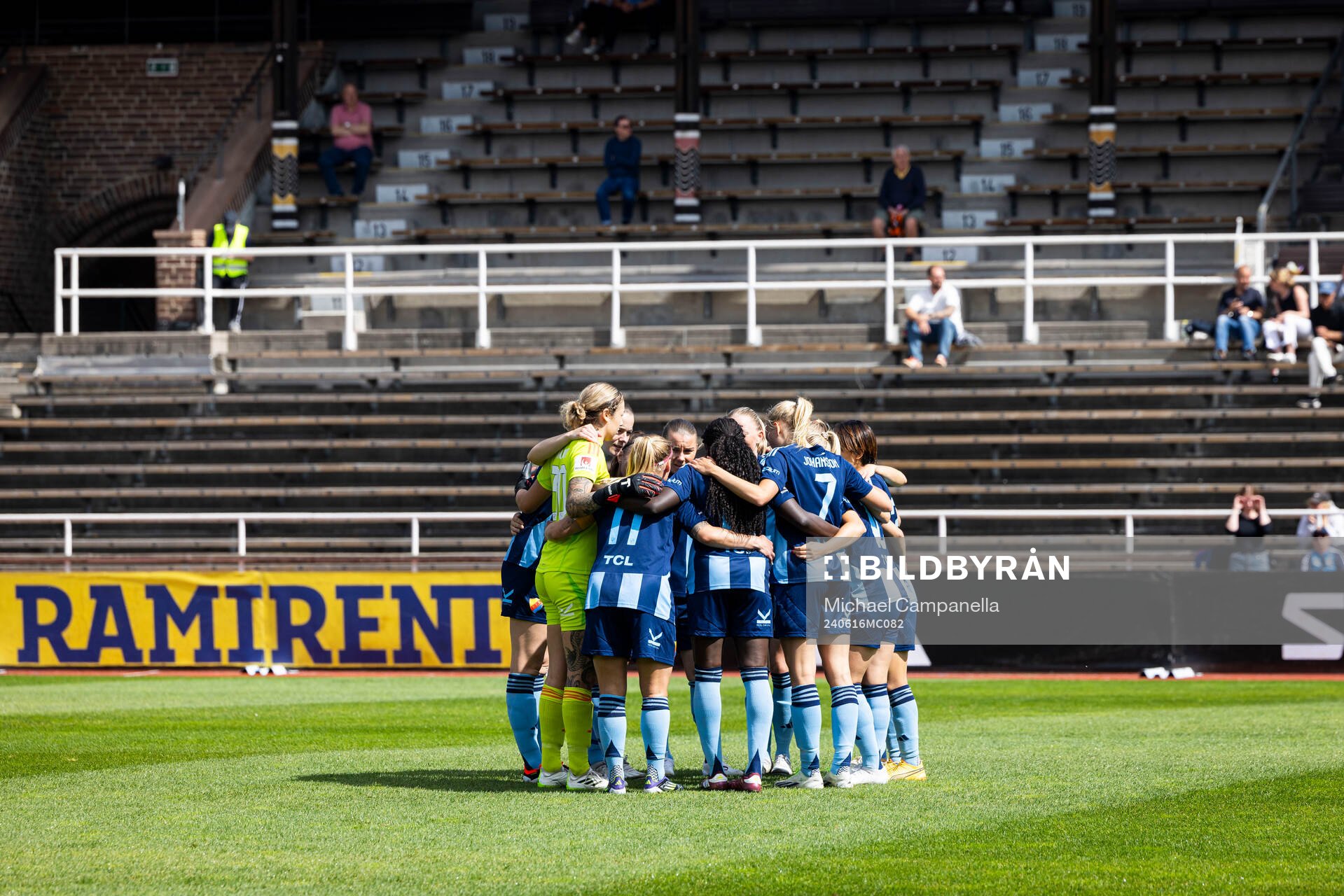 Djurgårdens spelarna i en kram