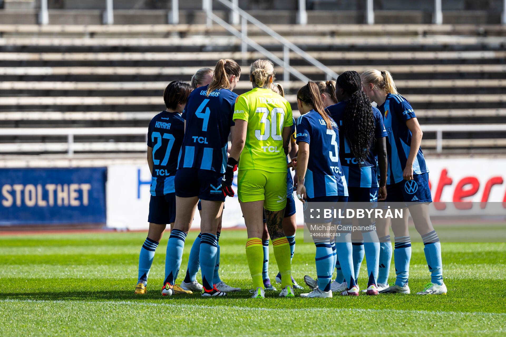 Djurgårdens spelarna i en kram