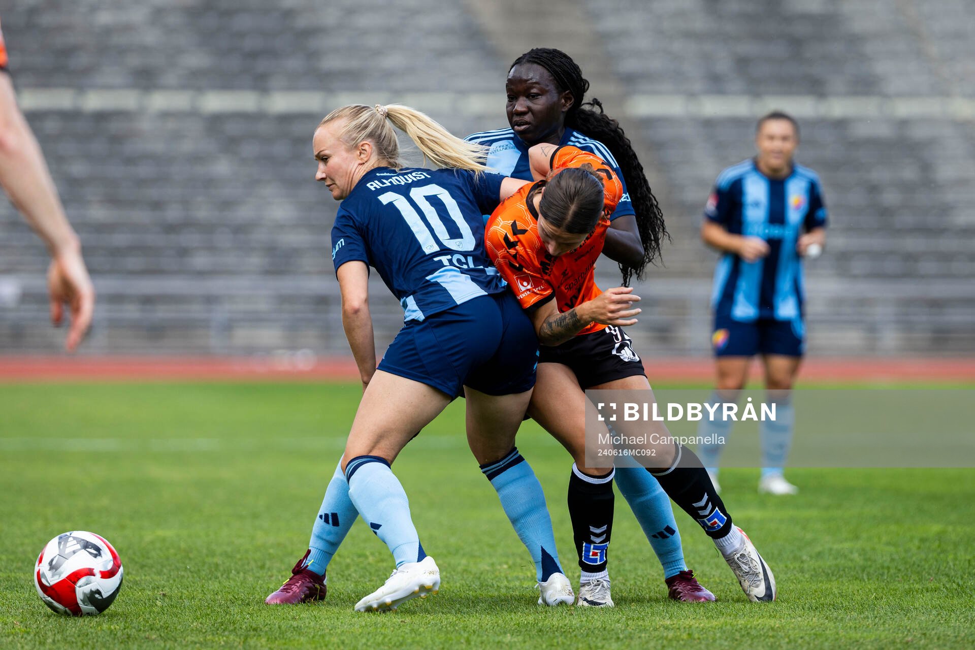Djurgårdens Tove Almqvist and Sura Yekka och Kristianstads Tabitha Michelle Tindell under fotbollsmatchen i Damallsvenskan mellan Djurgården och Kristianstad den 16 juni 2024 i Stockholm.