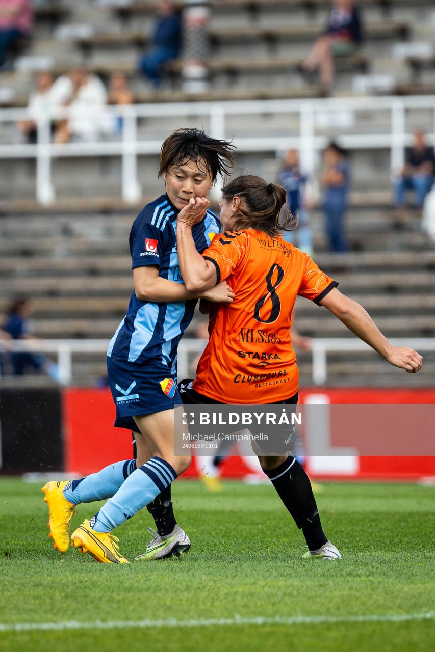 Djurgårdens Shinomi Koyama och Kristianstads Alice Nilsson