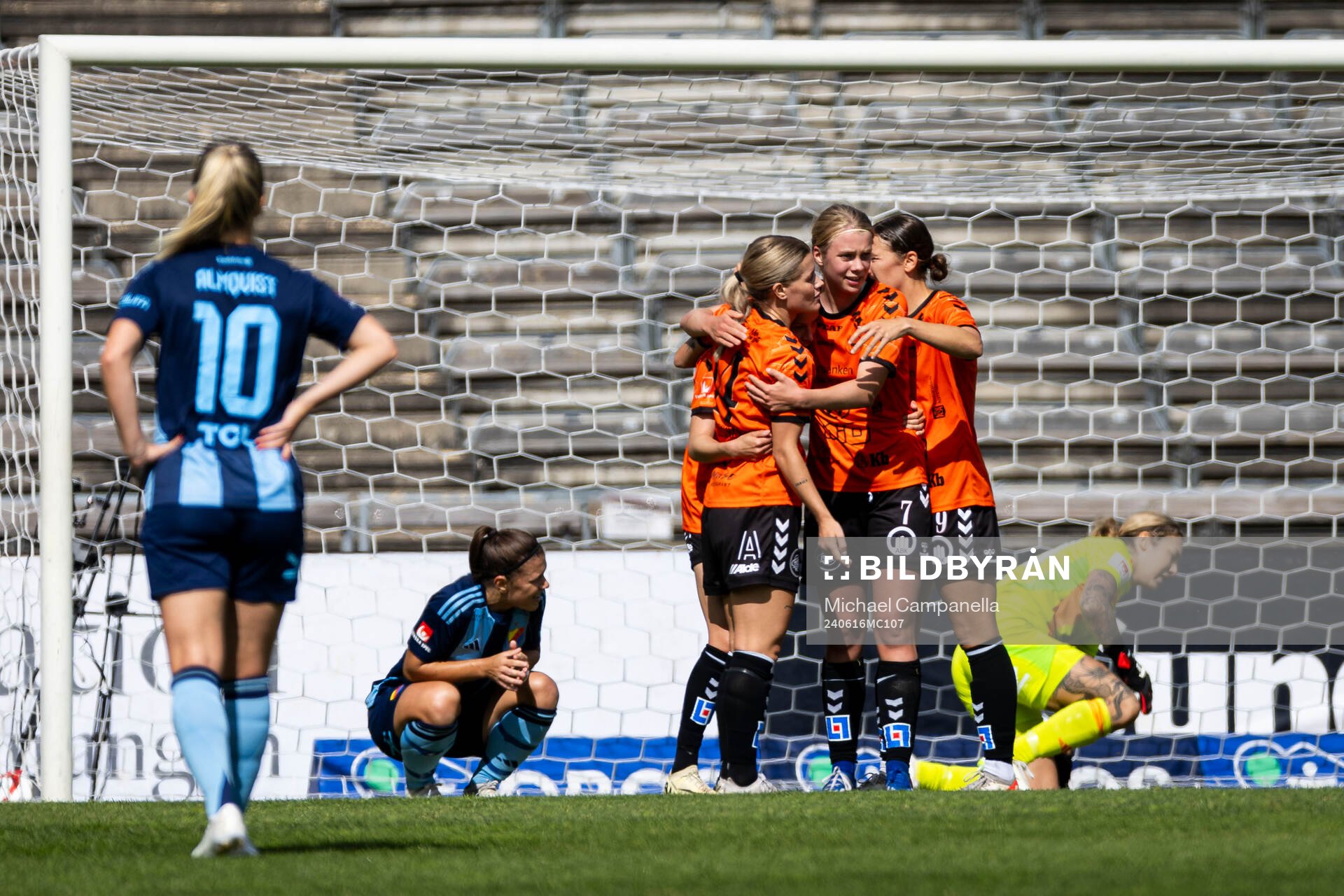 Kristianstads Emmi Alanen och lagkamrater jublar 0-1 målet