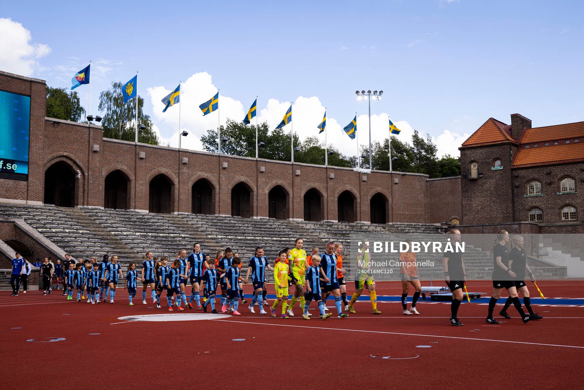 Djurgårdens och Kristianstads spelarna i lineup under fotbollsmatchen i Damallsvenskan mellan Djurgården och Kristianstad den 16 juni 2024 i Stockholm.