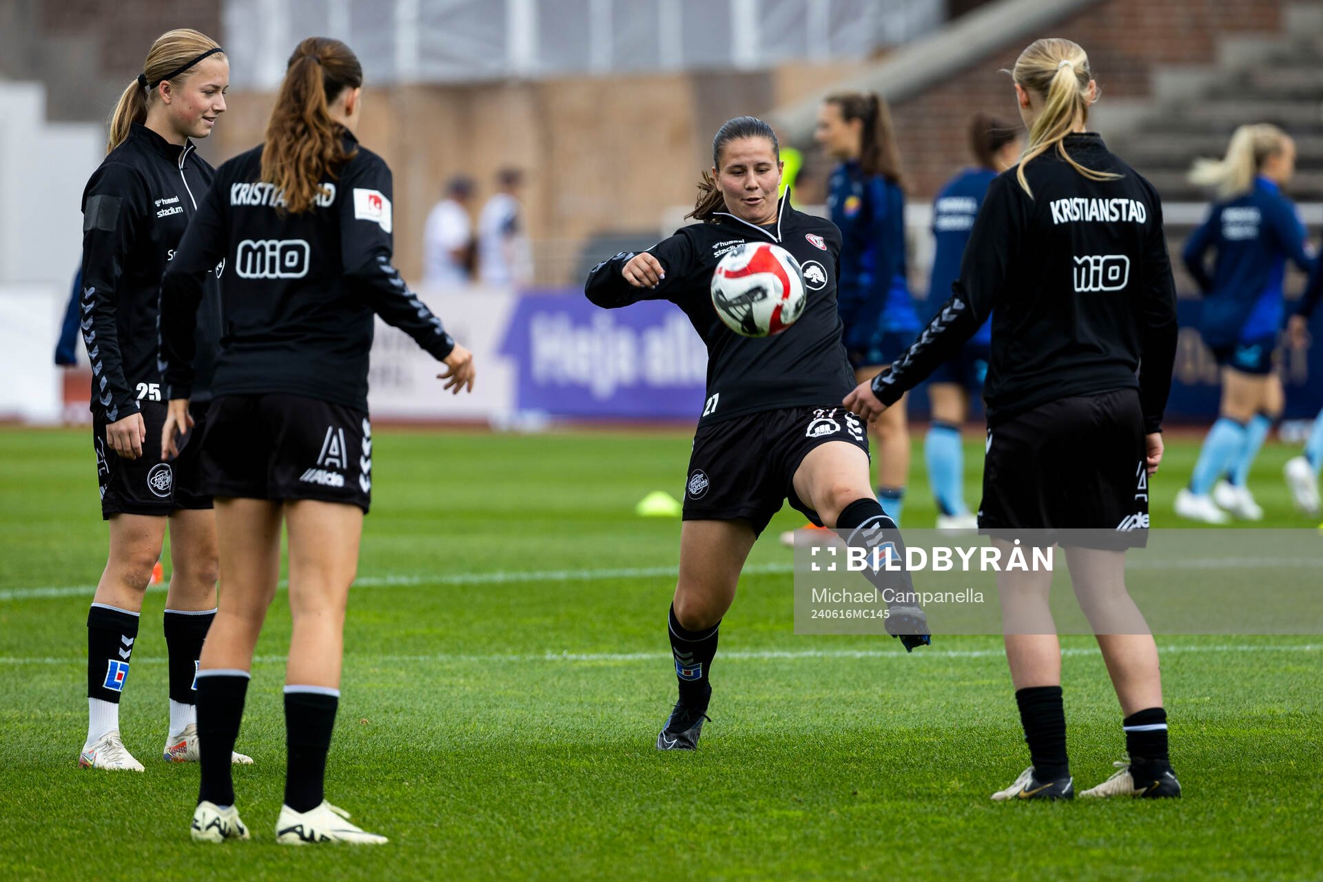 Kristianstads spelarna under uppvärmning inför fotbollsmatchen i Damallsvenskan mellan Djurgården och Kristianstad den 16 juni 2024 i Stockholm.