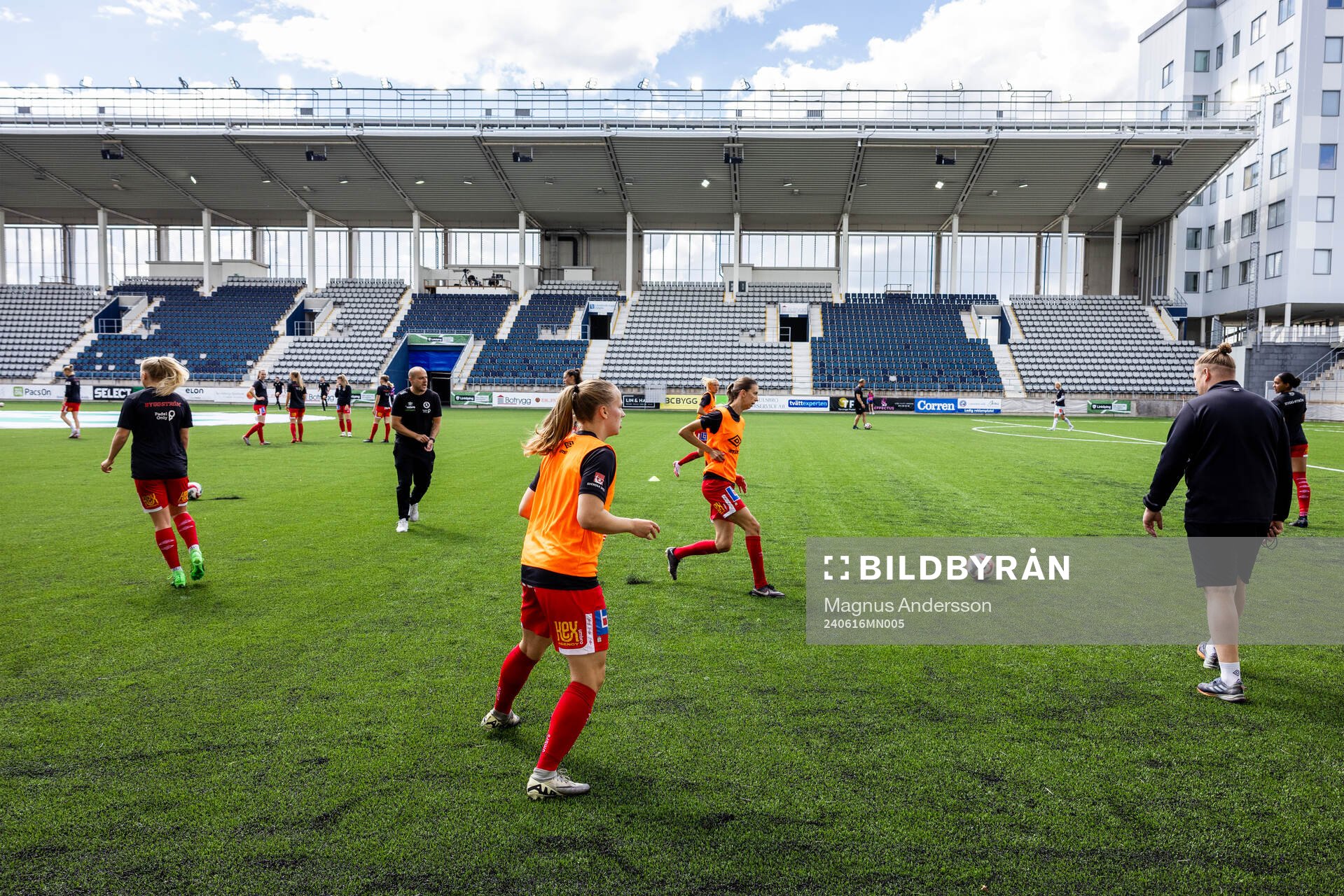 KIF Örebros spelare på uppvärmningen
