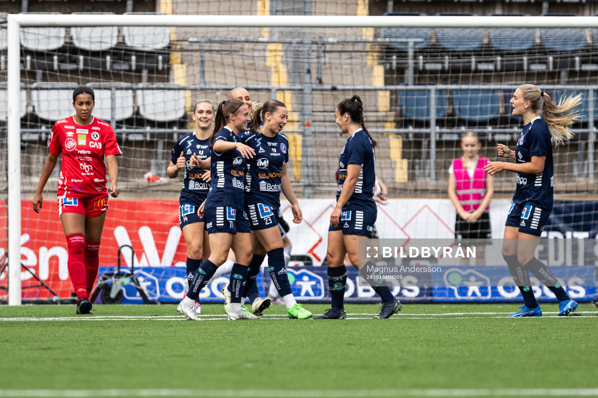 Linköpings Cornelia Kapocs jublar med lagkamrater