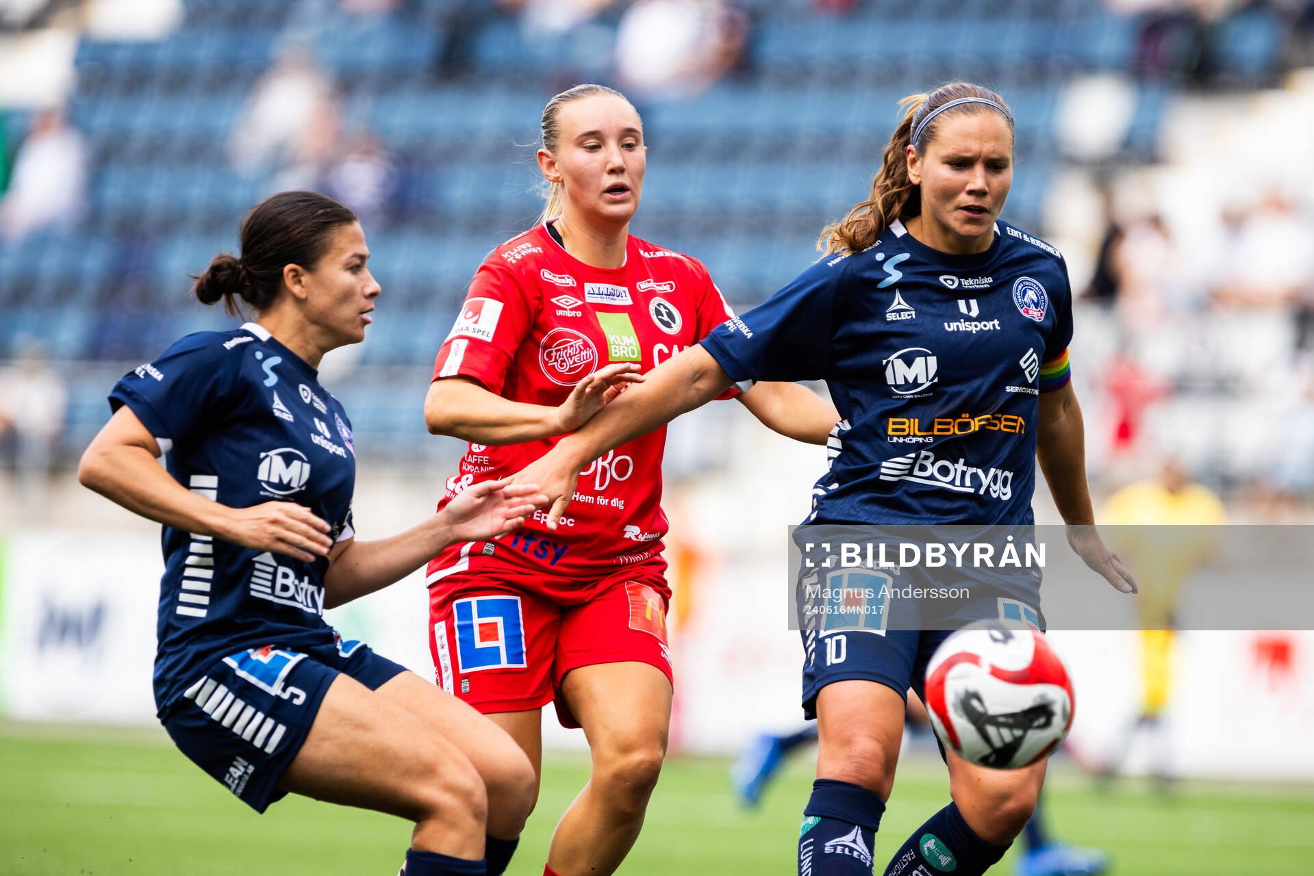 Linköpings Angela Beard och Emma Lennartsson mot KIF Örebros Ronja Karlsson Törnborg under fotbollsmatchen i Damallsvenskan mellan Linköping och KIF Örebro den 16 juni 2024 i Linköping.