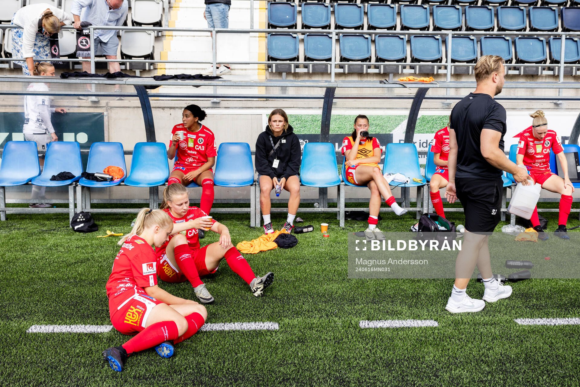 KIF Örebros Sara Ikonen och Inka Sarjanoja deppar