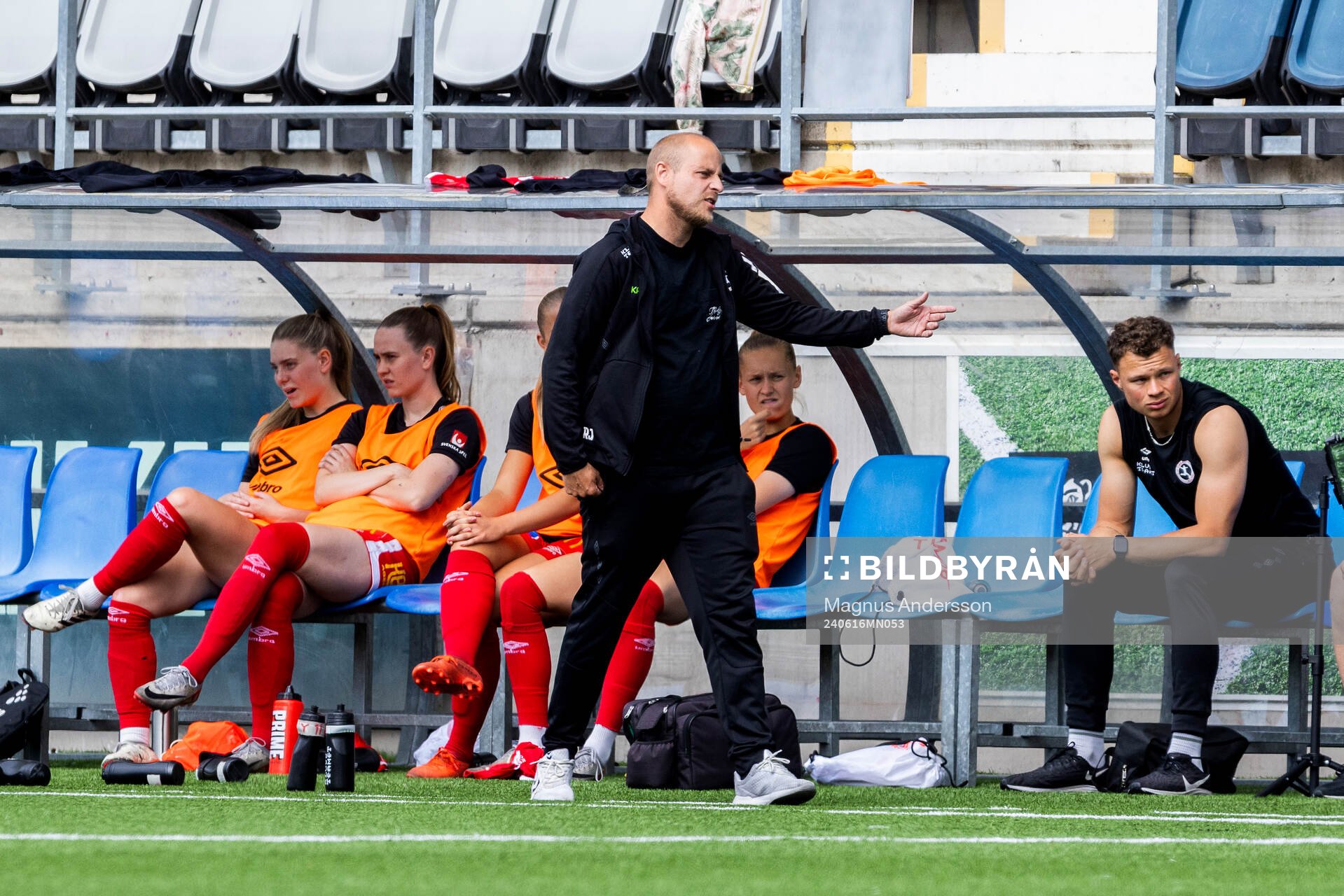 KIF Örebros tränare Rickard Johansson reagerar