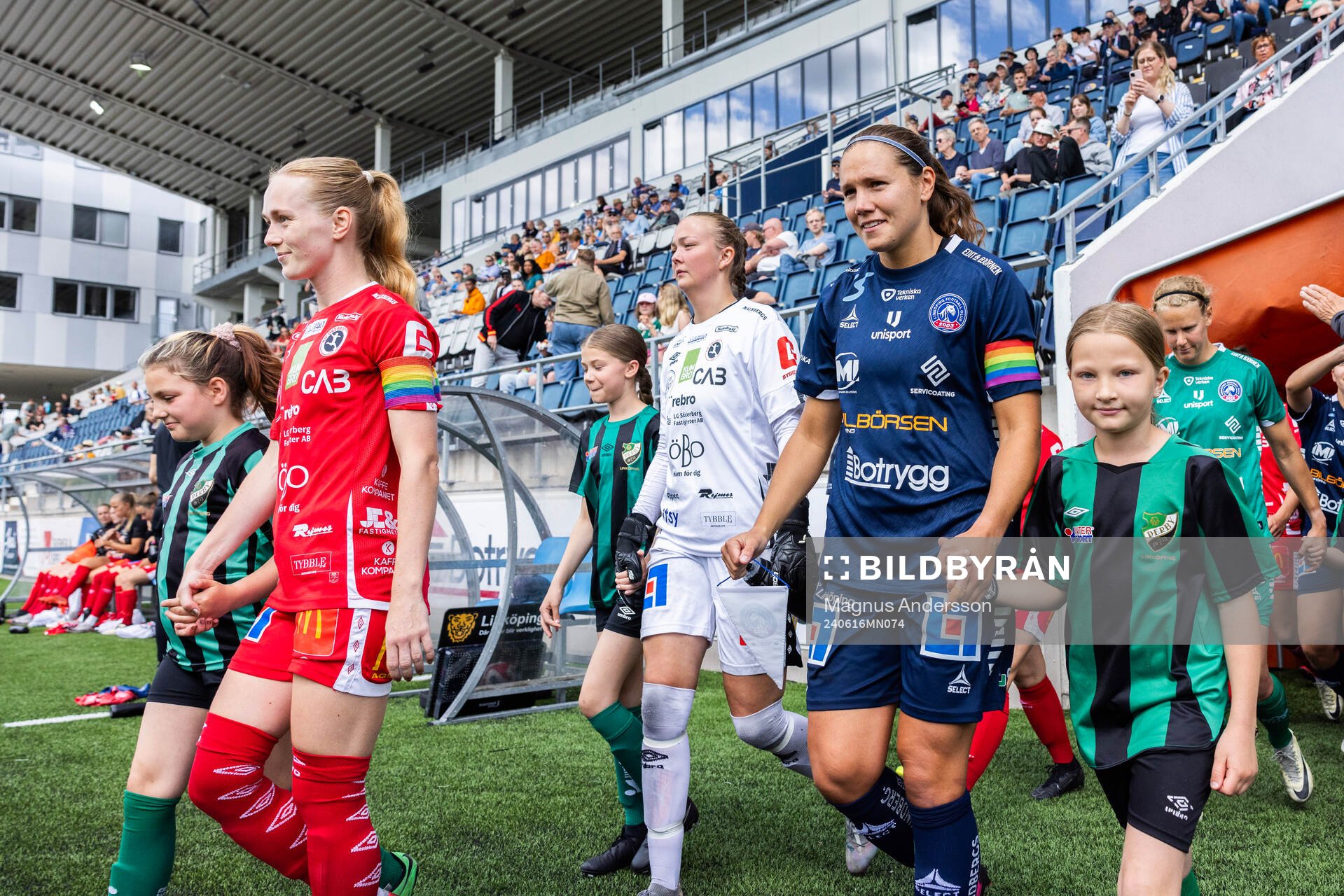 KIF Örebros Minea Lassas och Linköpings Emma Lennartsson gör entré inför fotbollsmatchen i Damallsvenskan mellan Linköping och KIF Örebro den 16 juni 2024 i Linköping.