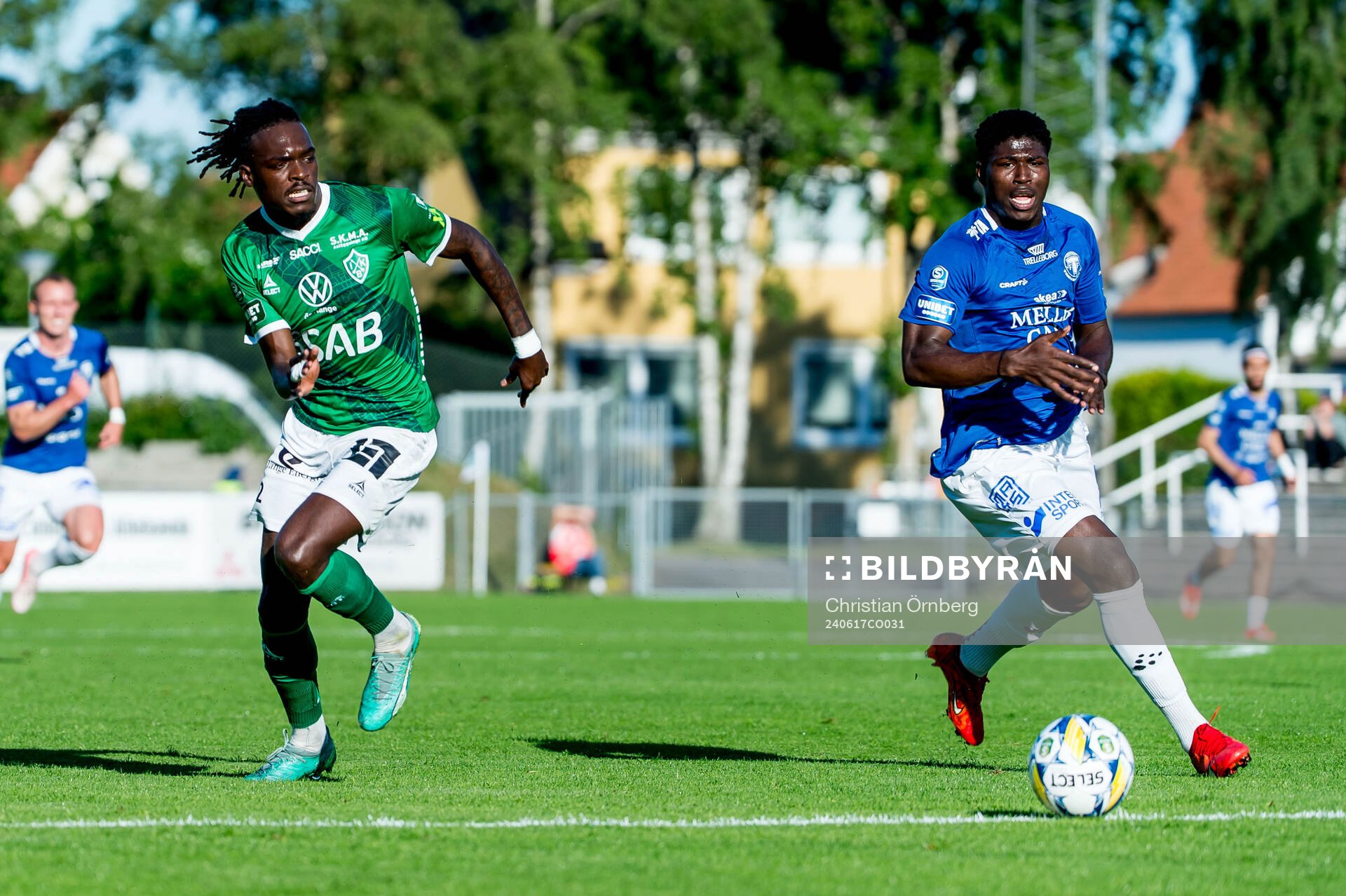 Brages Ieltsin Jeronimo Semedo Camoes och Trelleborgs Abel Ogwuche under fotbollsmatchen i Superettan mellan Trelleborg och Brage den 17 juni 2024 i Trelleborg.