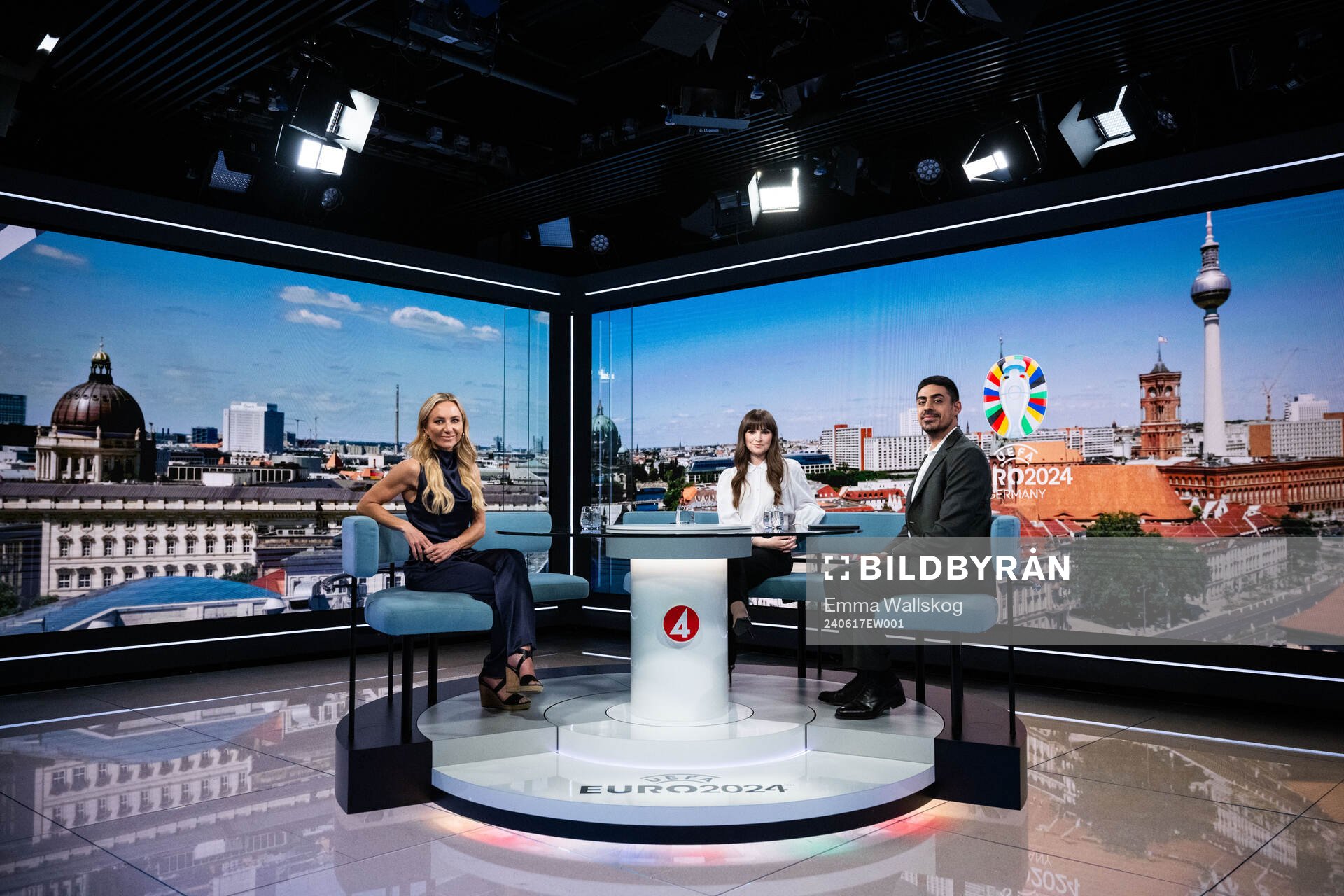 Programledare Frida Nordstrand tillsammans med experter Vicki Blommé och Siavoush Fallahi poserar för porträtt under EM-sändningen hos TV4 den 17 juni 2024 i Stockholm.
