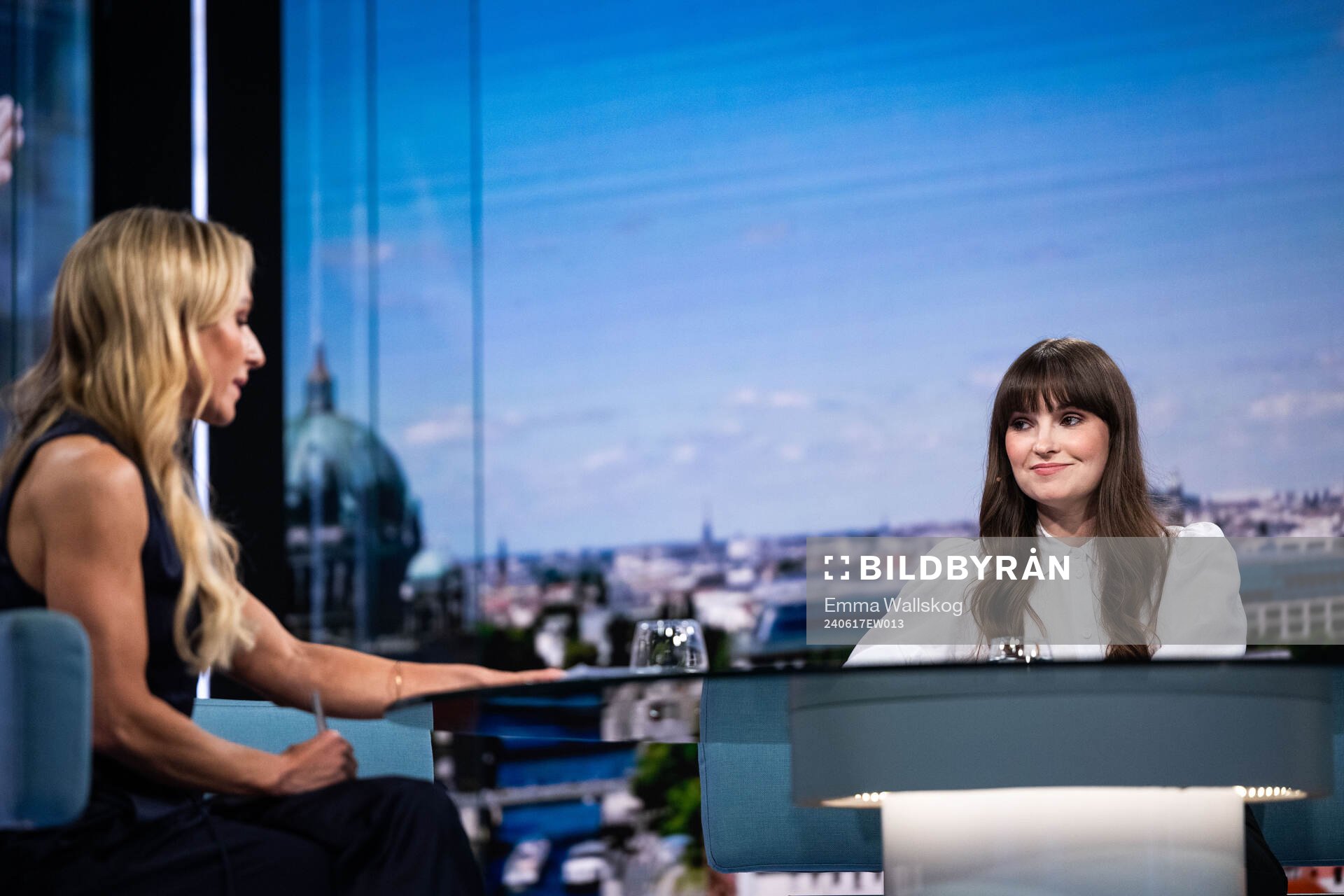 Programledare Frida Nordstrand och expert Vicki Blommé