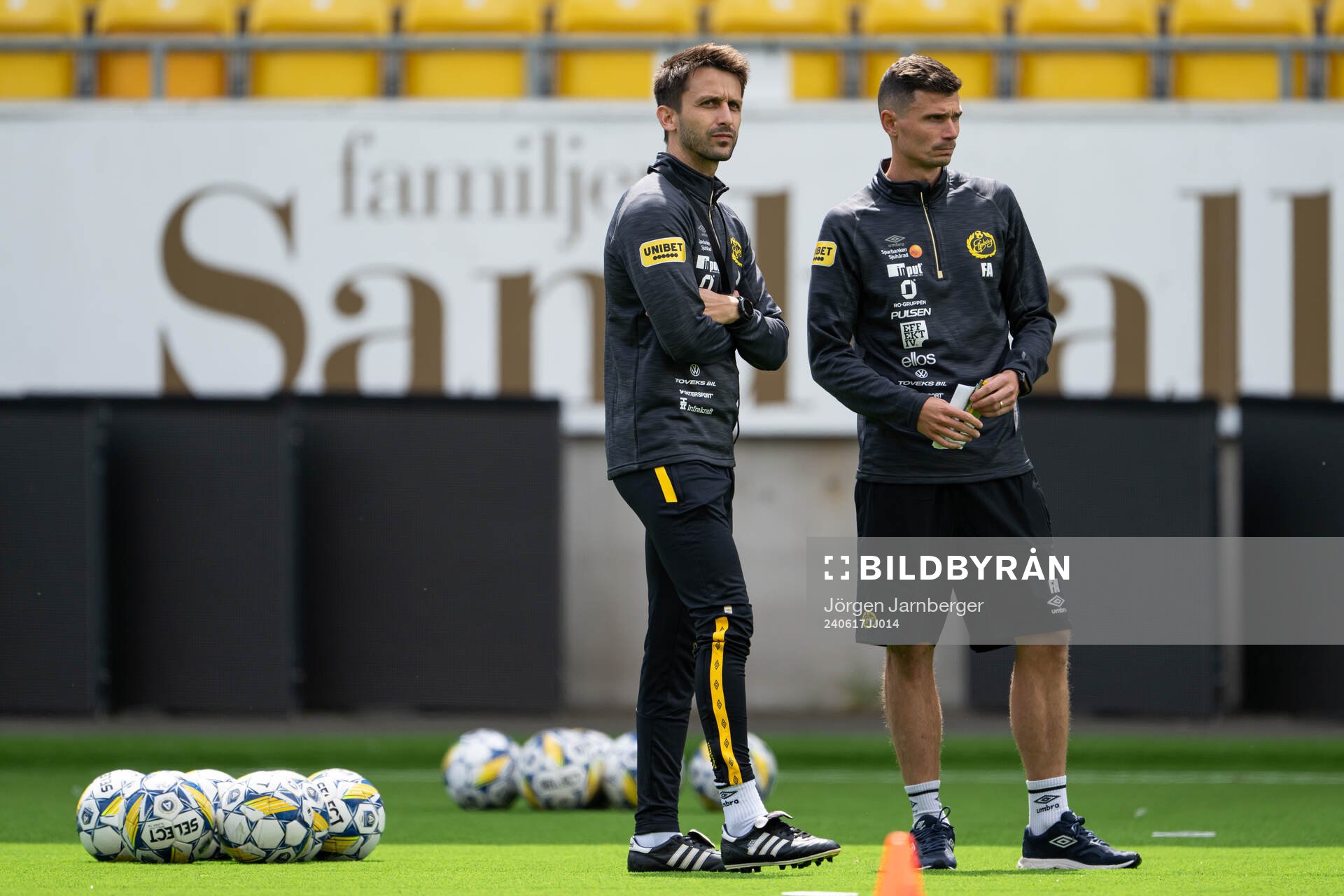 Elfsborgs assisterande tränare Javier Agenjo Duran  och Fredrik Ahlstrand under en träning med Elfsborg den 17 juni 2024 i Borås. 
