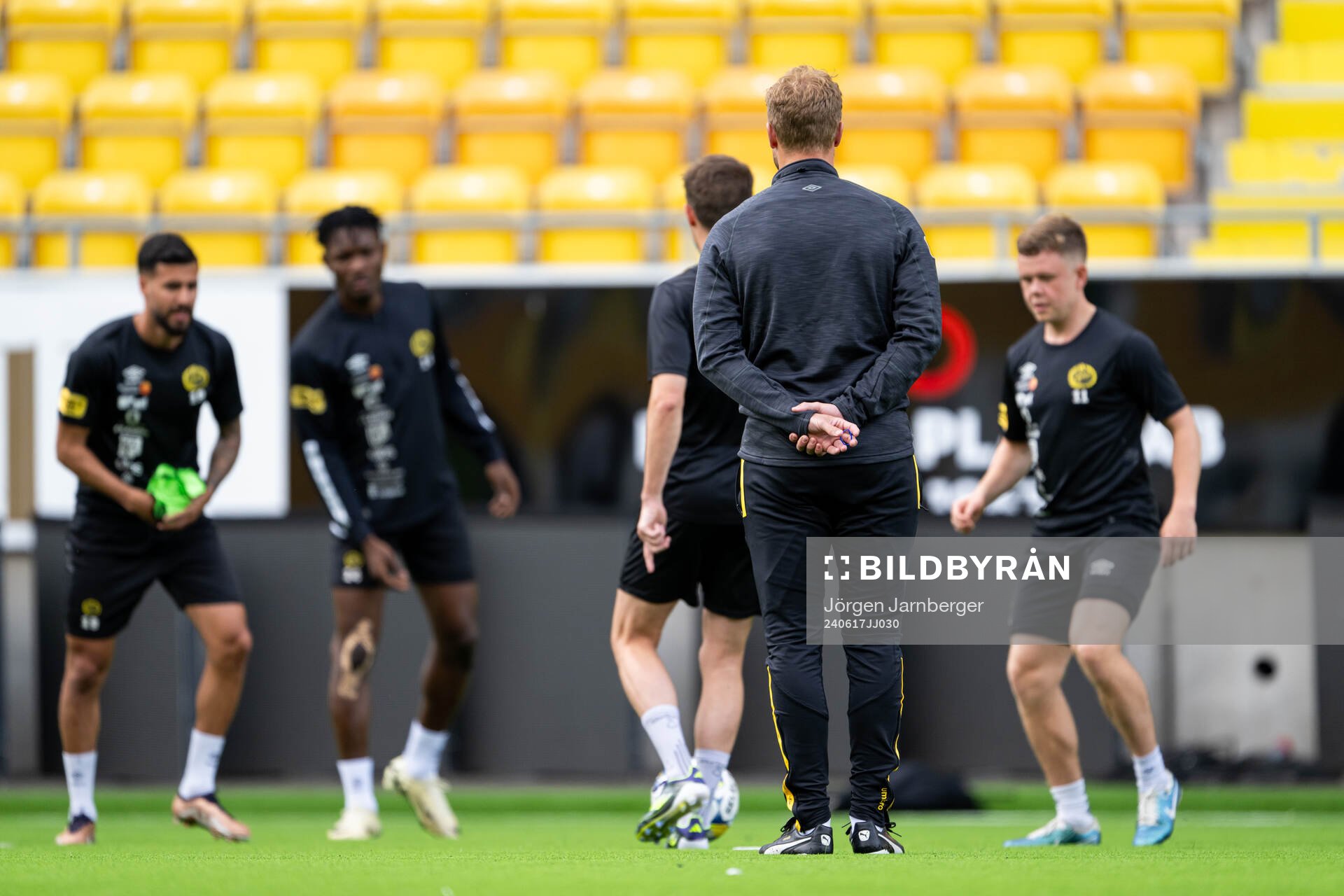Elfsborgs manager Oscar Hiljemark  övervakar bollövning