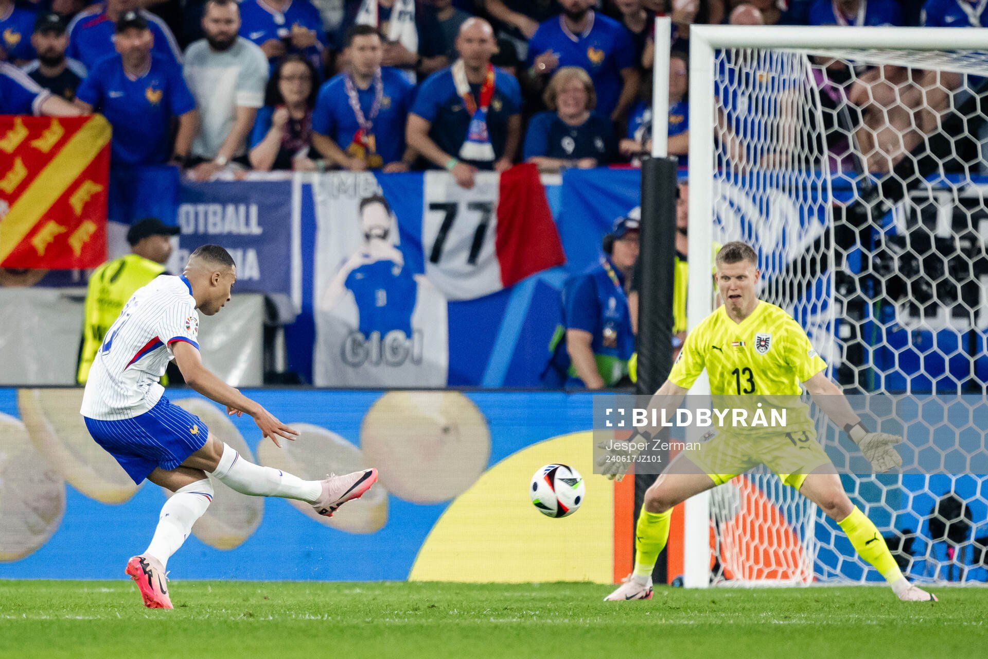 Kylian Mbappé of France against goalkeeper Patrick Pentz of Austria during the UEFA Euro 2024 Football Championship match between Austria and France on June 17, 2024 in Düsseldorf. 