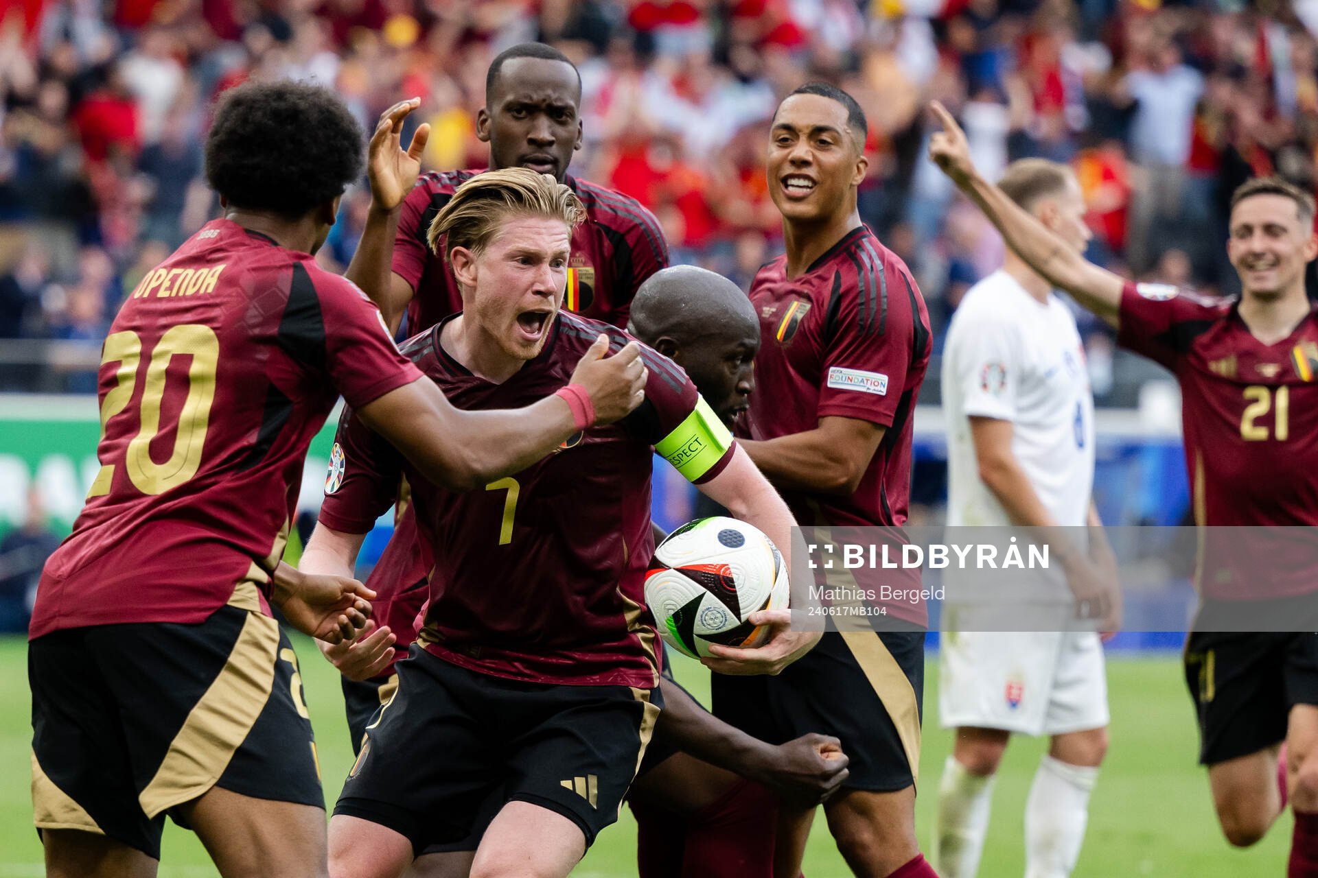 Kevin De Bruyne and Romelu Lukaku of Belgium celebrate a