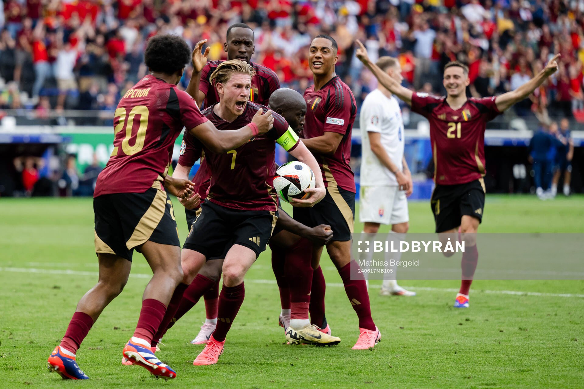 Kevin De Bruyne and Romelu Lukaku of Belgium celebrate a