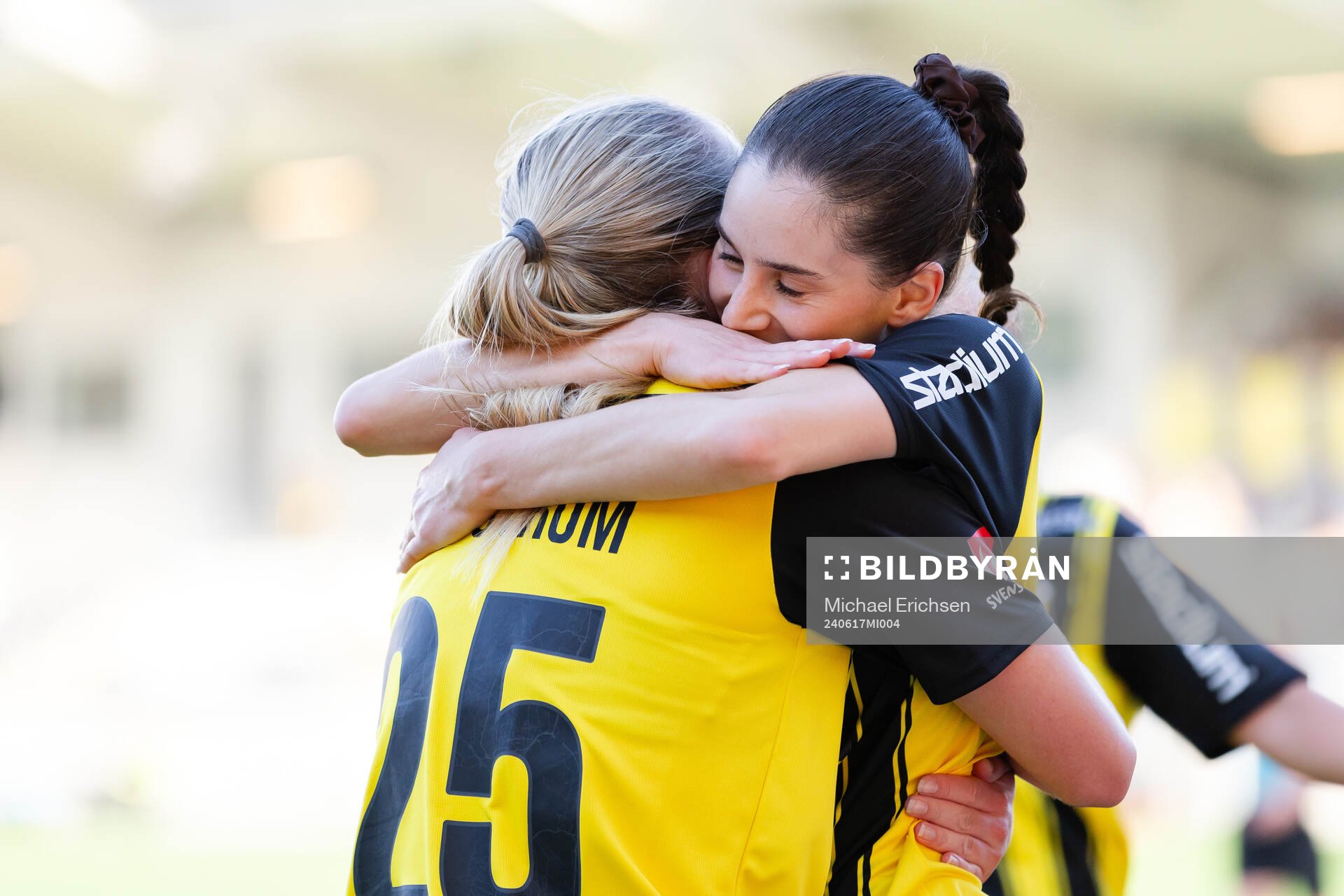 Häckens Clarissa Larisey jublar