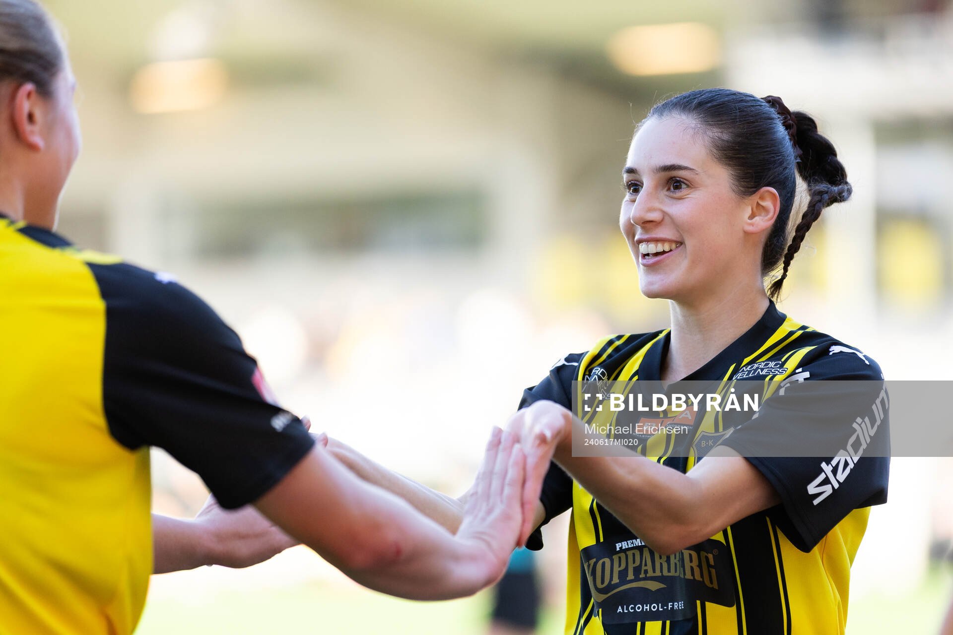 Häckens Clarissa Larisey jublar ihop med Alice Bergström