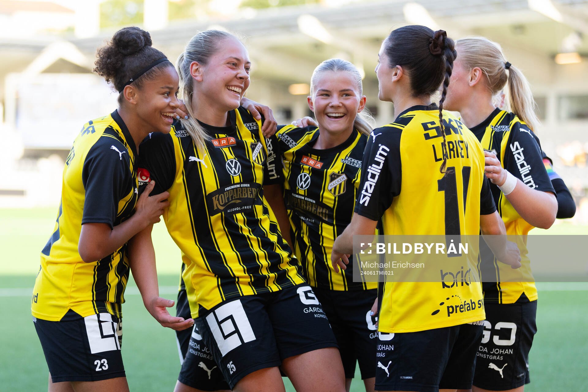 Häckens Clarissa Larisey jublar med lagkamrater